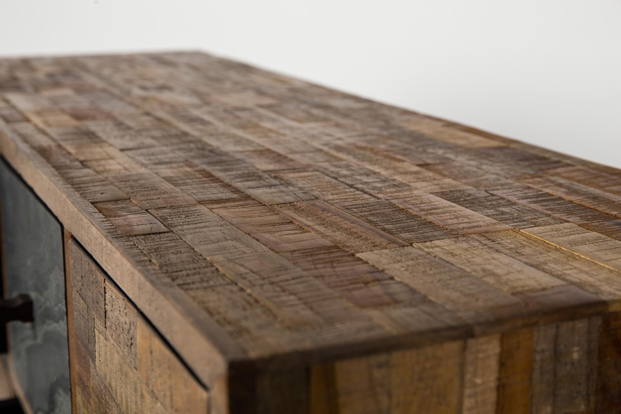 Das Sideboard SAN von White Label Living vereint modernes Design mit funktionalem Stauraum – ideal für stilvolle Wohnräume.