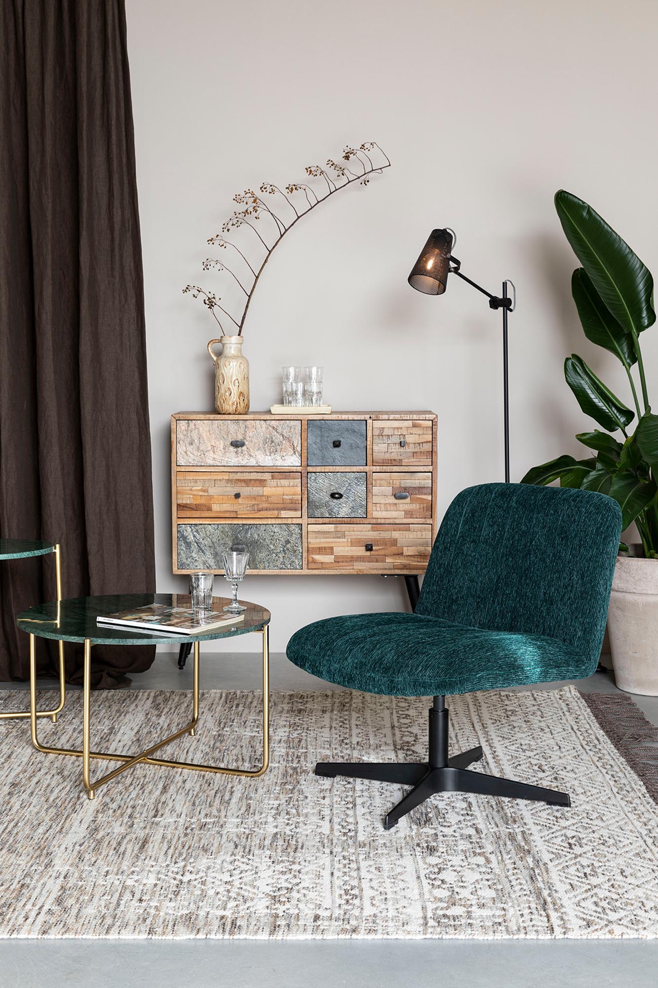 Entdecken Sie das Sideboard SAN von White Label Living – elegantes Design, funktionale Schubladen und perfekte Ergänzung für jedes Zuhause.