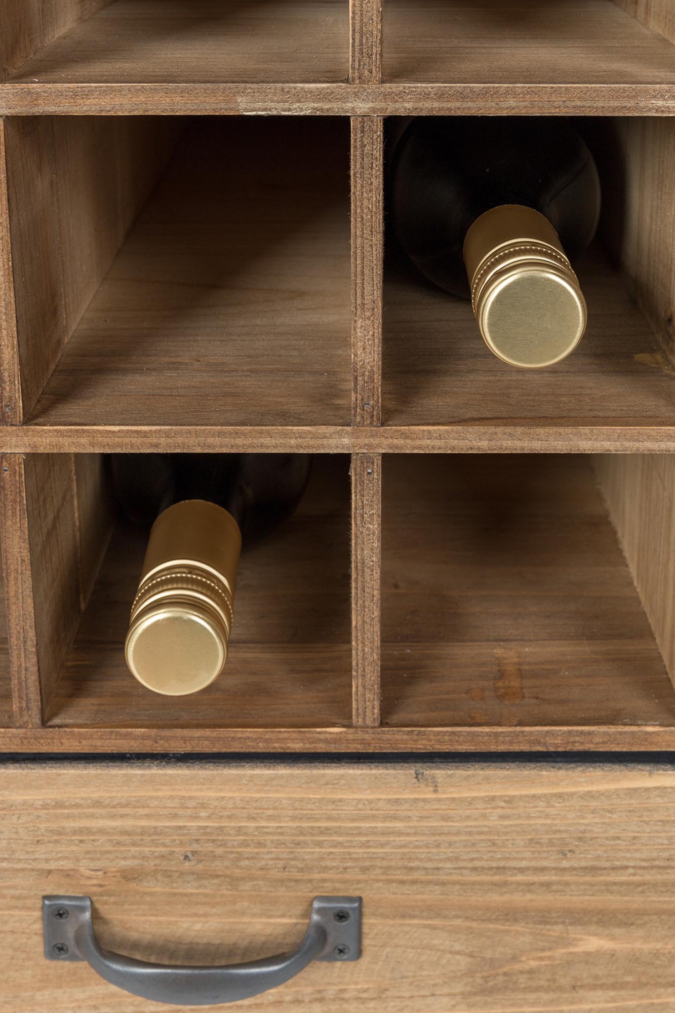 Cabinet EDGAR: Eleganz trifft auf vielseitige Stauraumoptionen.