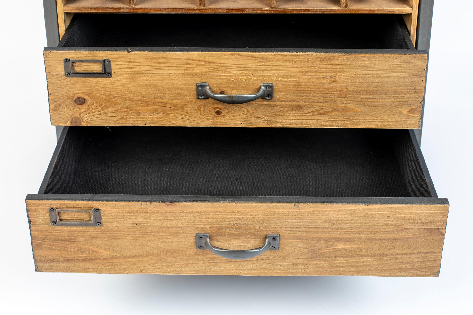 Cabinet EDGAR: Eleganter Stauraum für zeitgemässe Wohnräume.