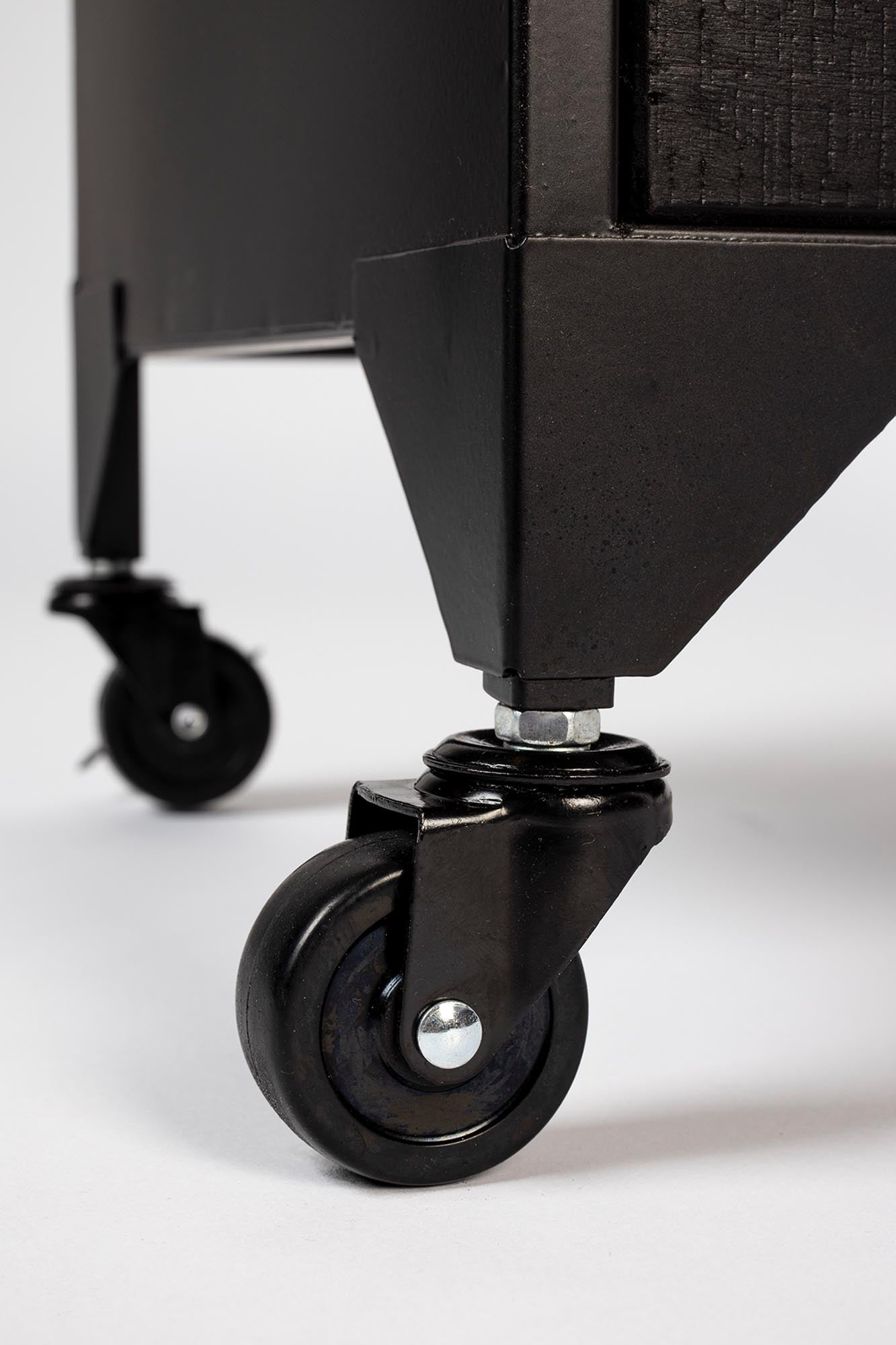 Das Cabinet FERRE von White Label Living vereint elegantes Design mit praktischer Aufbewahrung und ist in verschiedenen Grössen erhältlich.