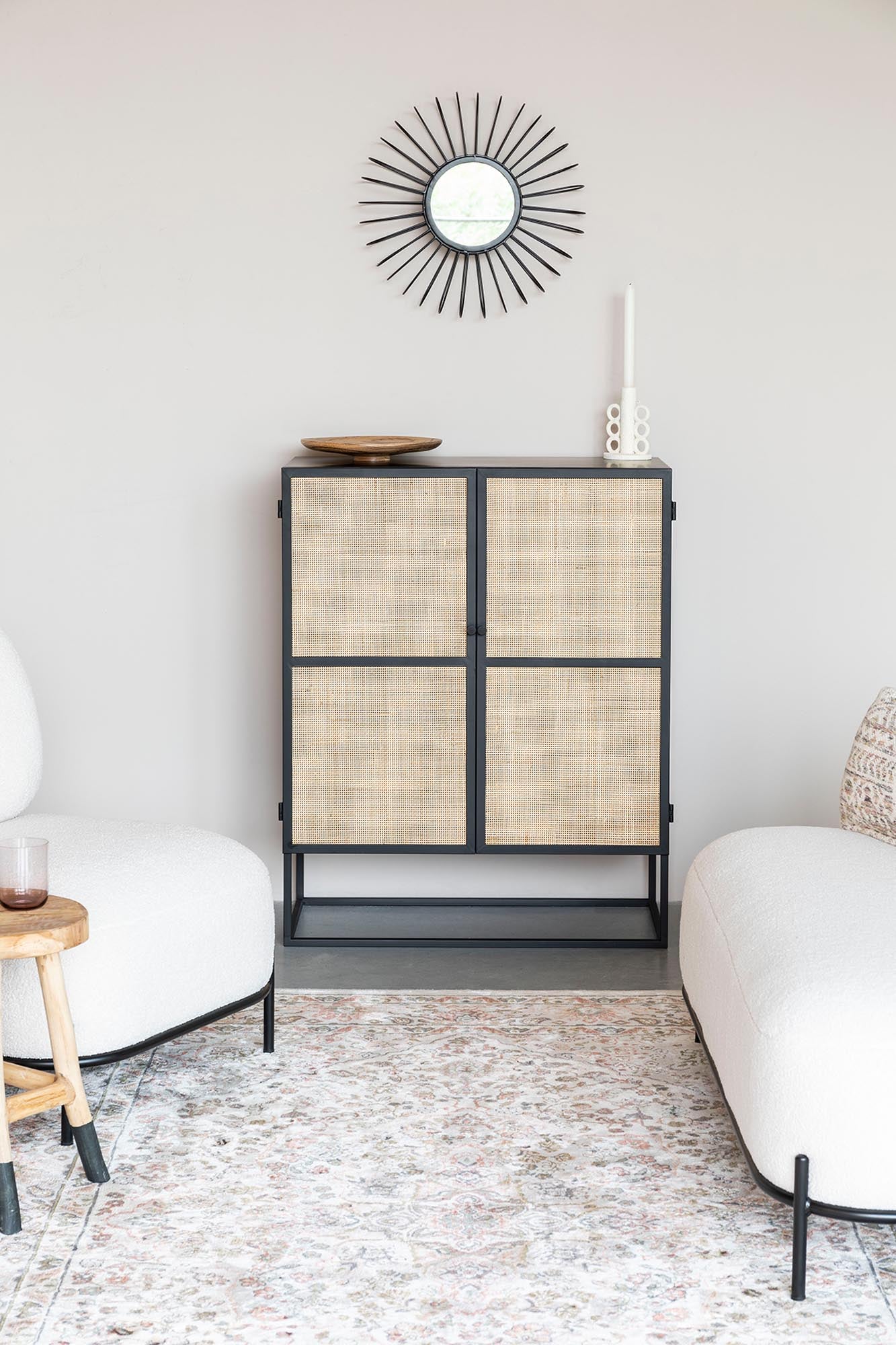 Elegantes 2-türiges Cabinet Guuji von White Label Living. Perfekte Kombination aus Funktionalität und modernem Design für Ihr Zuhause.