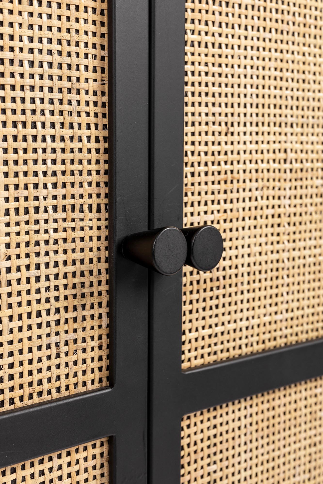 Elegantes 2-türiges Cabinet Guuji High von White Label Living: Bietet großzügigen Stauraum und verleiht Ihrem Raum eine moderne Note.