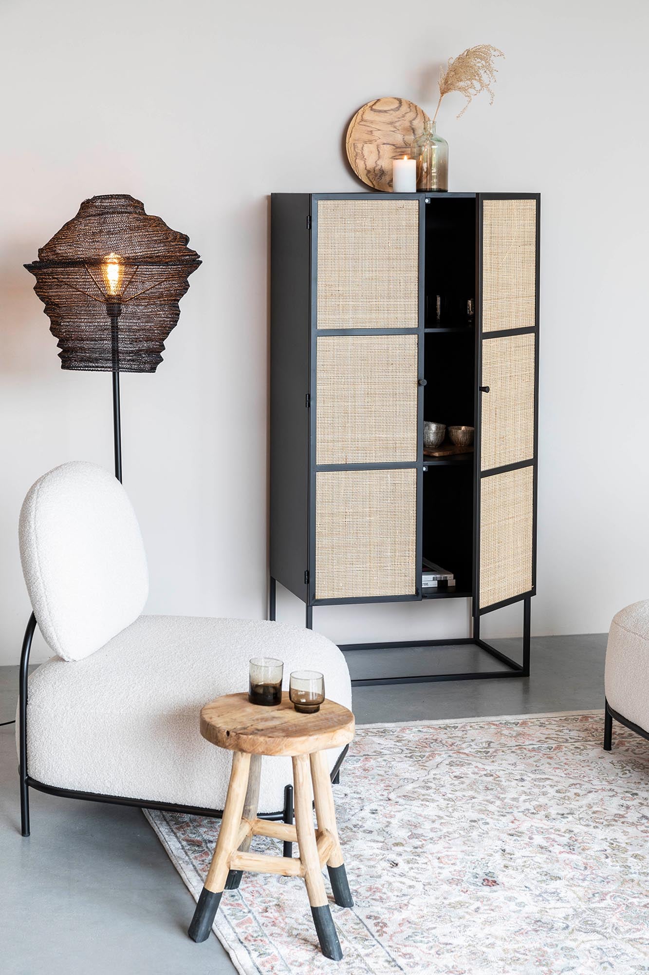 Stilvolles 2-türiges Cabinet von White Label Living, ideal für modernen Wohnraum. Bietet großzügigen Stauraum und besticht durch seine hochwertige Verarbeitung.