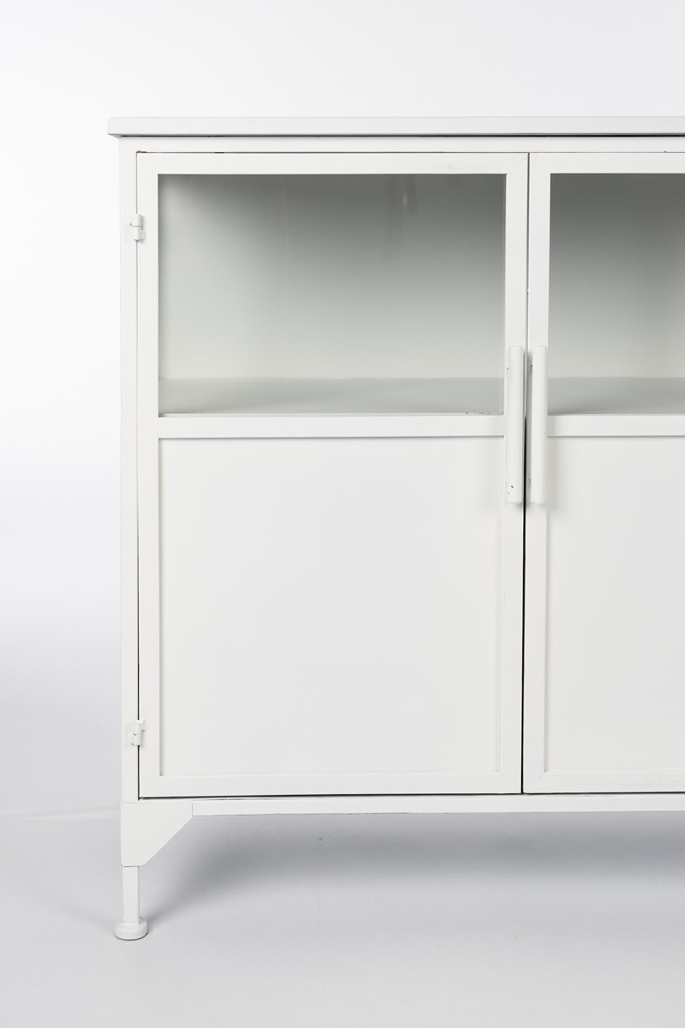 Elegantes Sideboard MIYA LOW mit 3 Türen von White Label Living. Ideal für stilvolle Aufbewahrung in Wohn- und Essbereichen.
