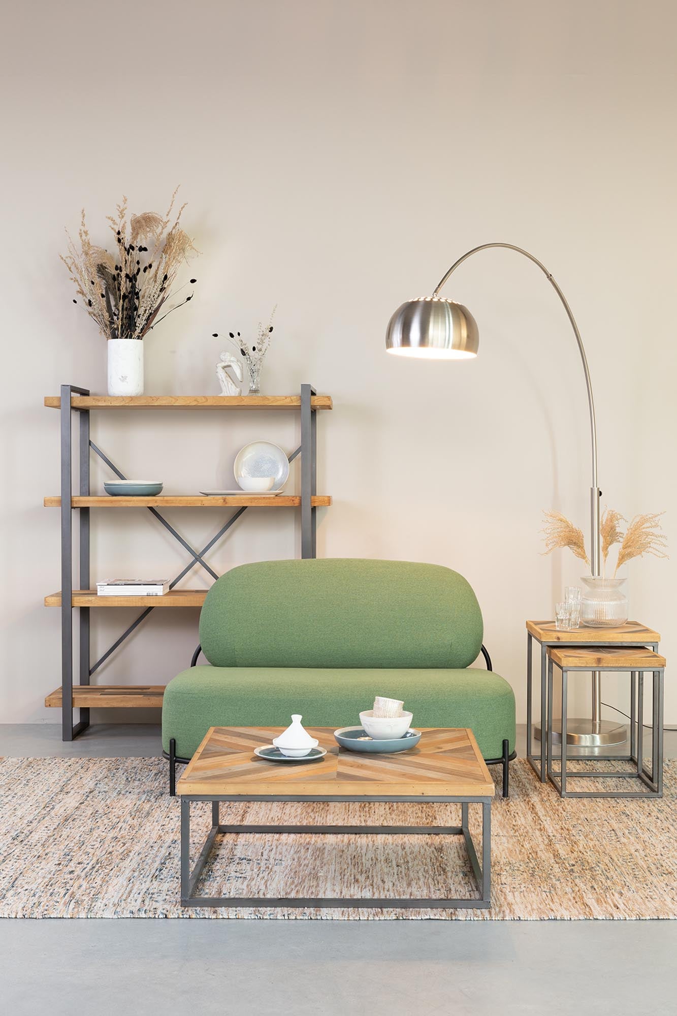 Die Stehleuchte Bow von White Label Living kombiniert modernes Design mit Funktionalität und setzt stilvolle Akzente in jedem Wohnraum.