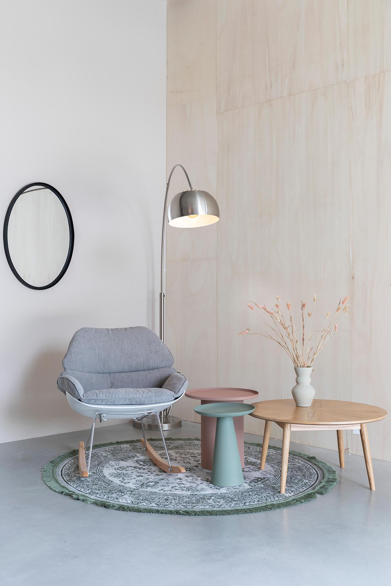 Elegante Stehleuchte Bow: Modernes Design, verstellbarer Lampenkopf, helles Licht. Ideal für Wohnzimmer, Schlafzimmer, Arbeitsbereiche.