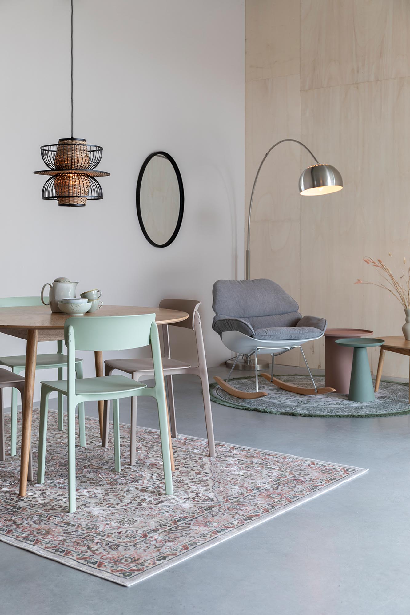 Moderne Stehleuchte Bow von White Label Living: Stilvolles Design, flexibler Kopf für gezielte Beleuchtung. Perfekt für jeden Raum.