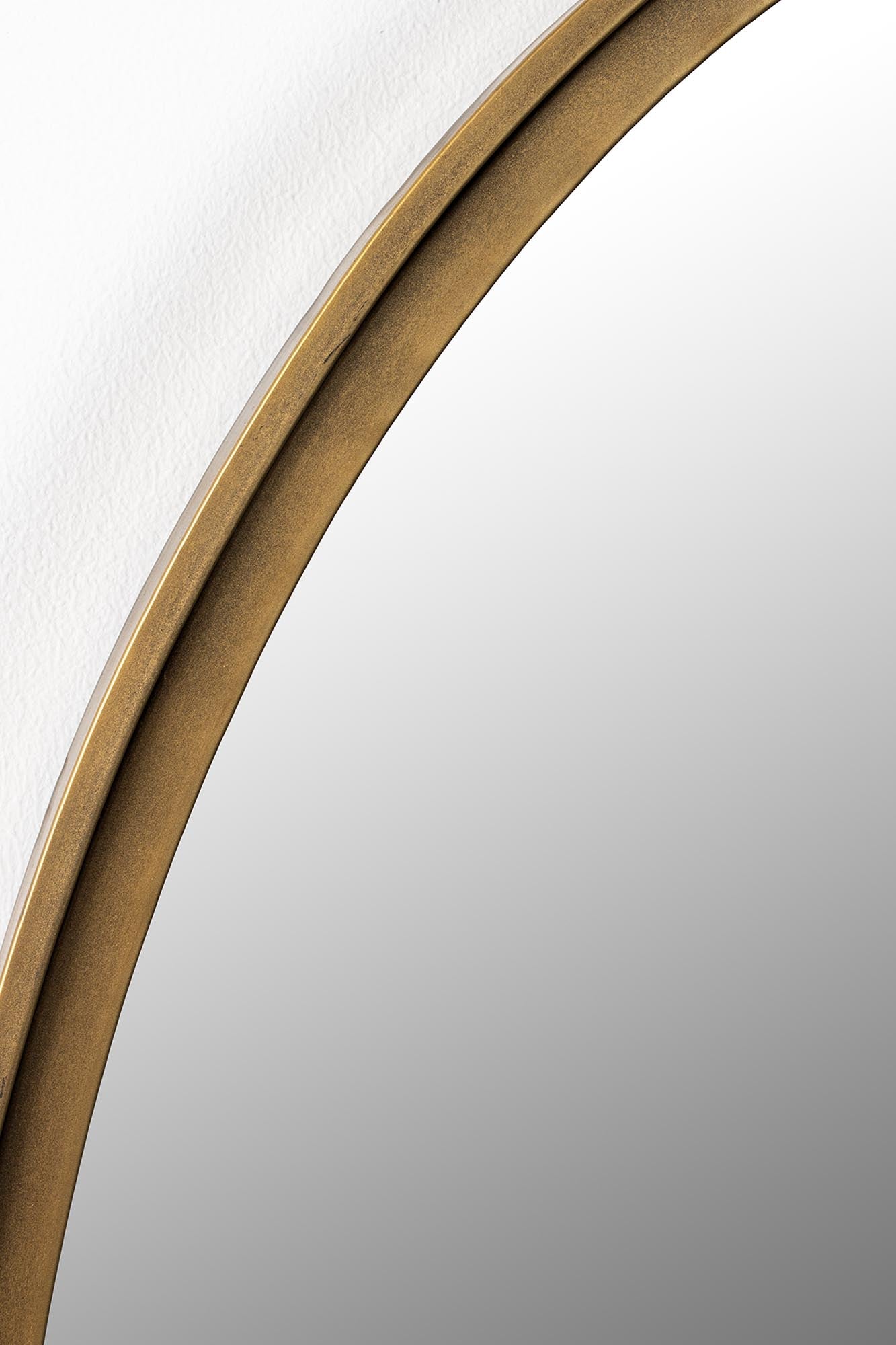 Stilvoller MATZ OVAL Spiegel von White Label Living: Ovaler goldener Rahmen, hochwertige Verarbeitung, ideal für jeden Raum.