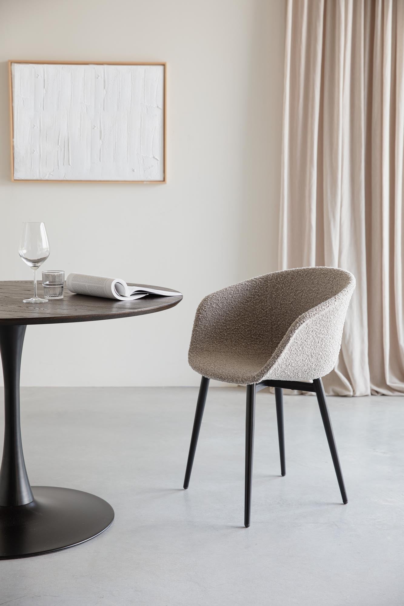 Der Esstisch Raku von White Label Living vereint modernes Design mit Funktionalität. Hochwertige Materialien und ein elegantes Erscheinungsbild machen ihn zum idealen Möbelstück.