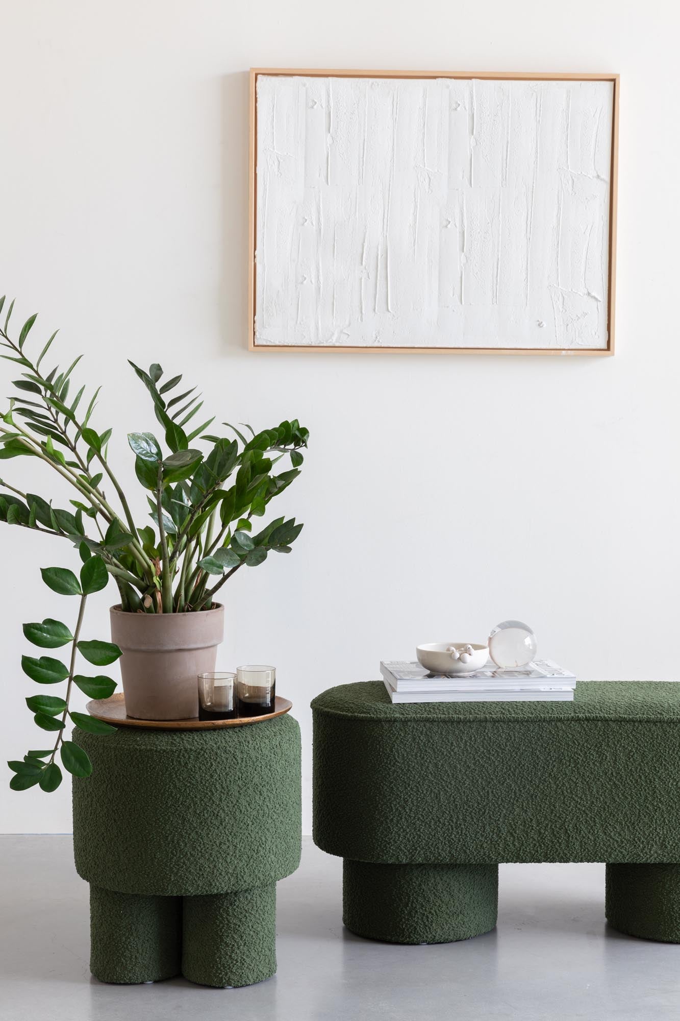 Der Hocker Marcos von White Label Living besticht durch sein modernes Design und hochwertige Materialien.