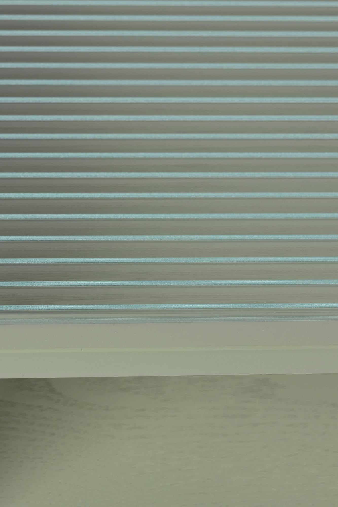 Stilvolles Cabinet Herbe Medium: Elegantes Design, MDF & Metall, Glastüren, kompakt, ideal für kleine Räume. Funktional & modern.