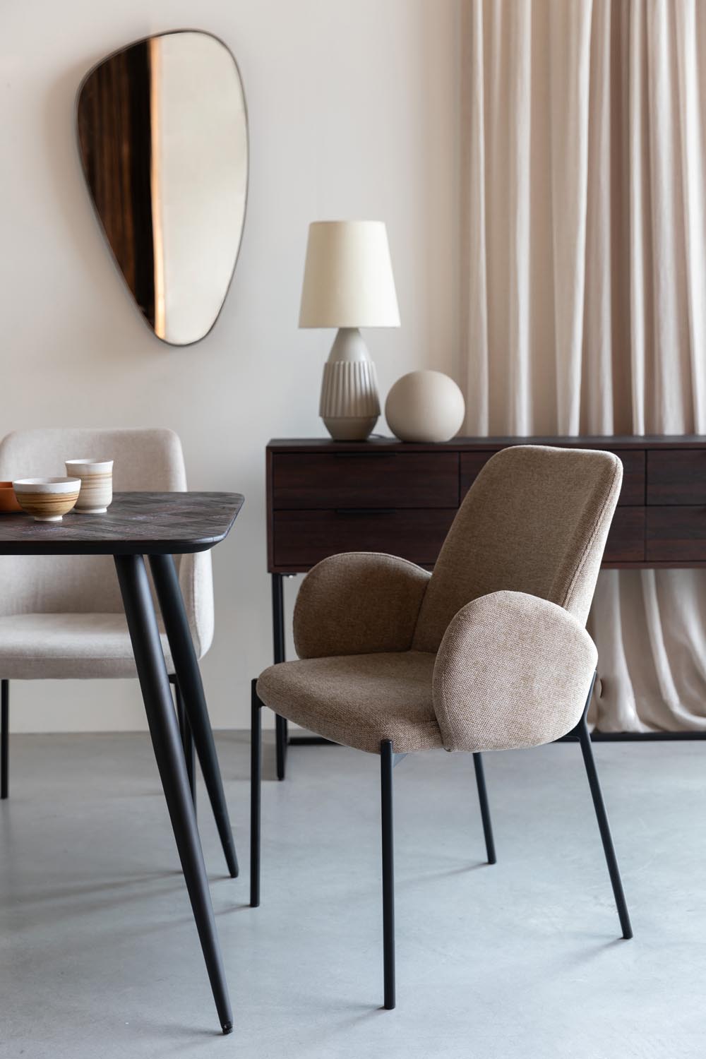 Moderner Tjarda Stuhl in Taupe von White Label Living für stilvolle Räume.