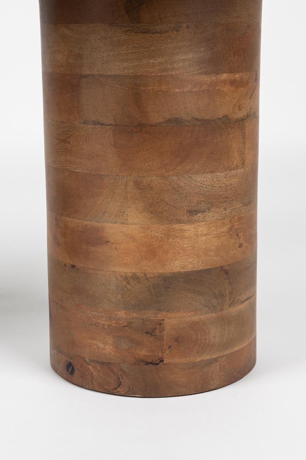 Peli Couchtisch: Edler Marmor trifft auf massives Akazienholz.