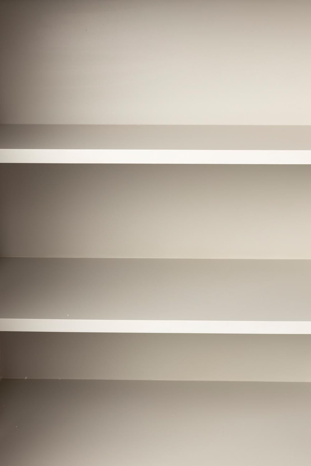 Stilvoller Funk Low Schrank von White Label Living aus MDF-Material.