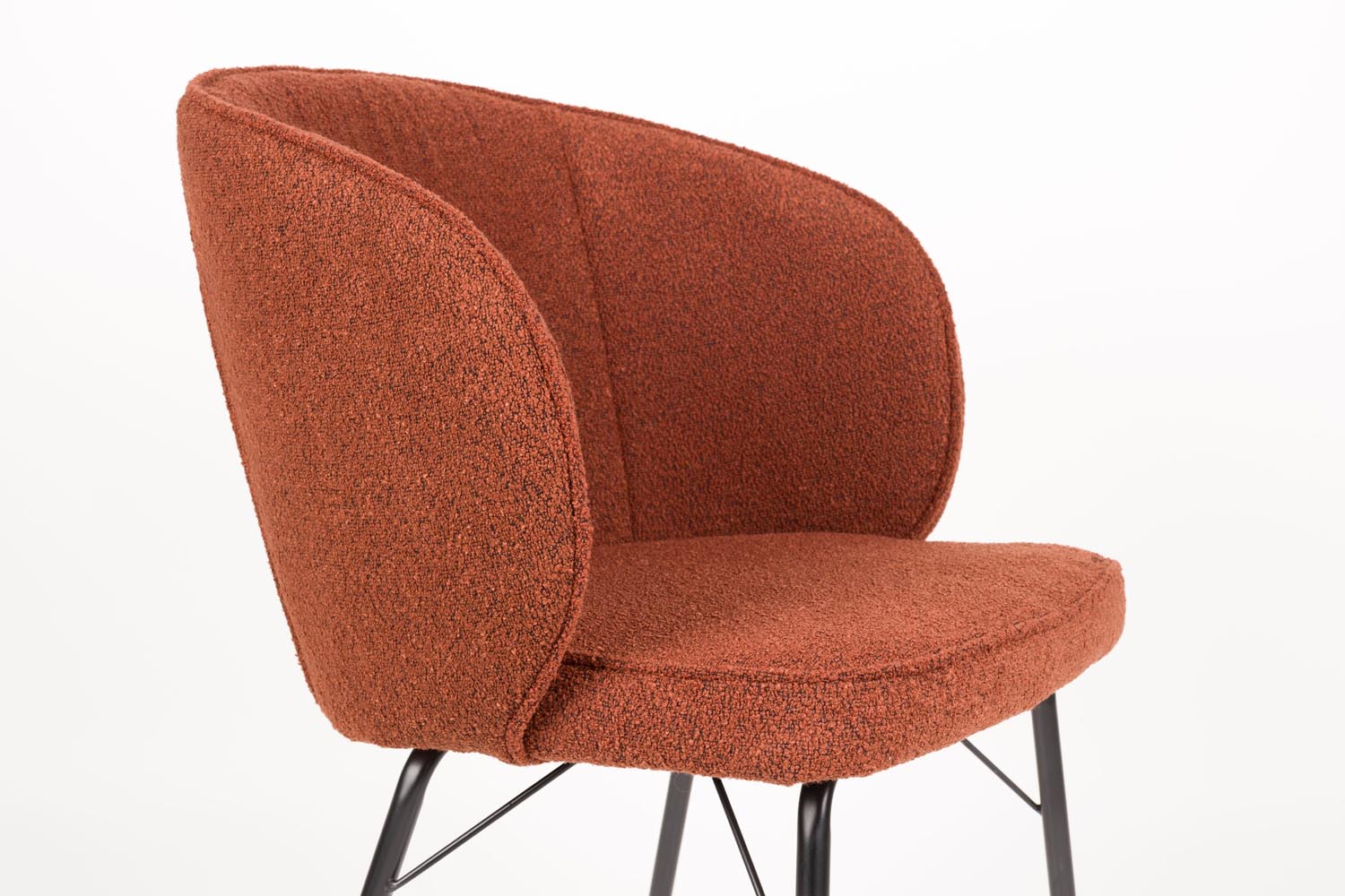 Eleganter Stuhl Joa Terra von White Label Living in warmen Erdtönen.