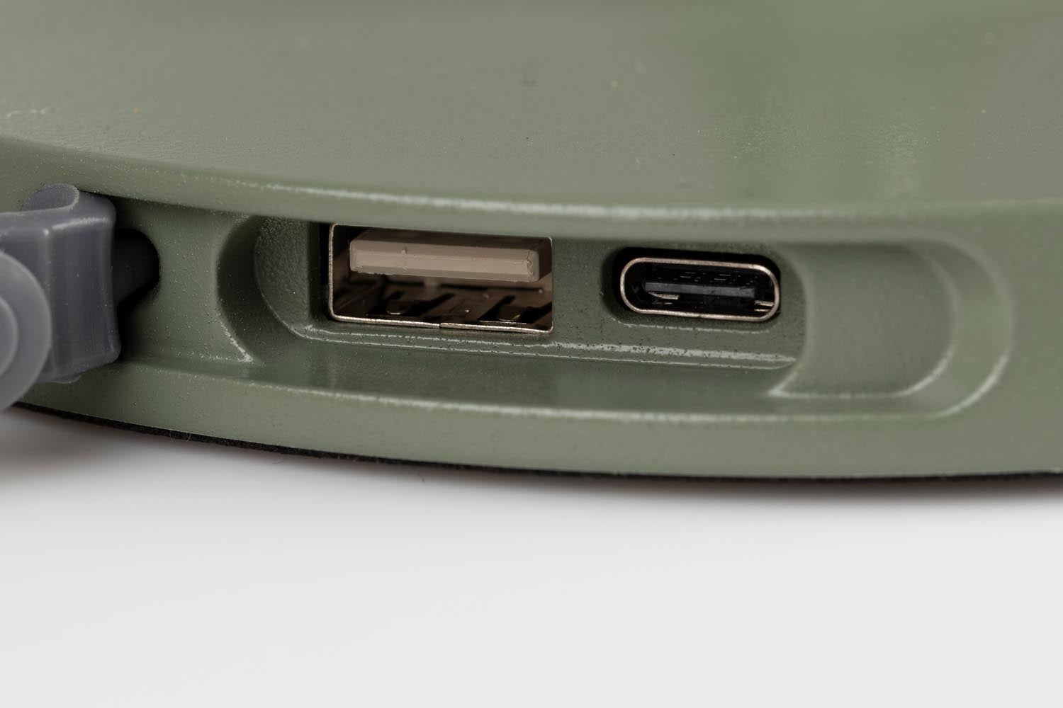 Stilvolle grüne Tischlampe von White Label Living – perfekt für moderne Wohnräume und vielseitige Beleuchtung.