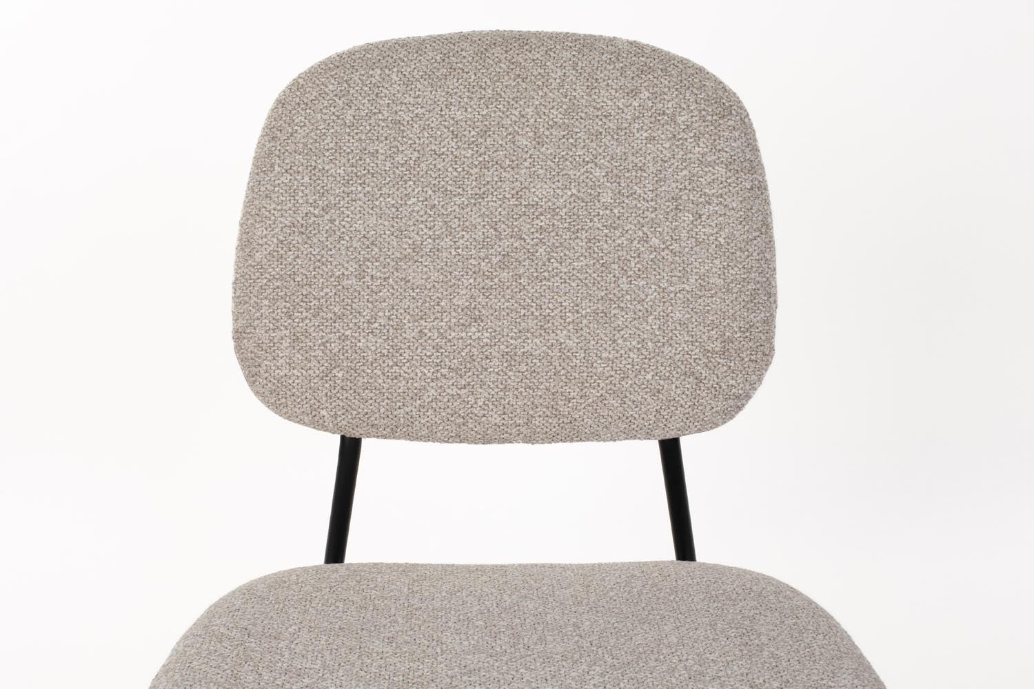 Roos Stuhl in Hellbeige: Stilvoller Komfort und modernes Design für Ihr Esszimmer. Hochwertige Materialien und ergonomische Form vereinen sich.