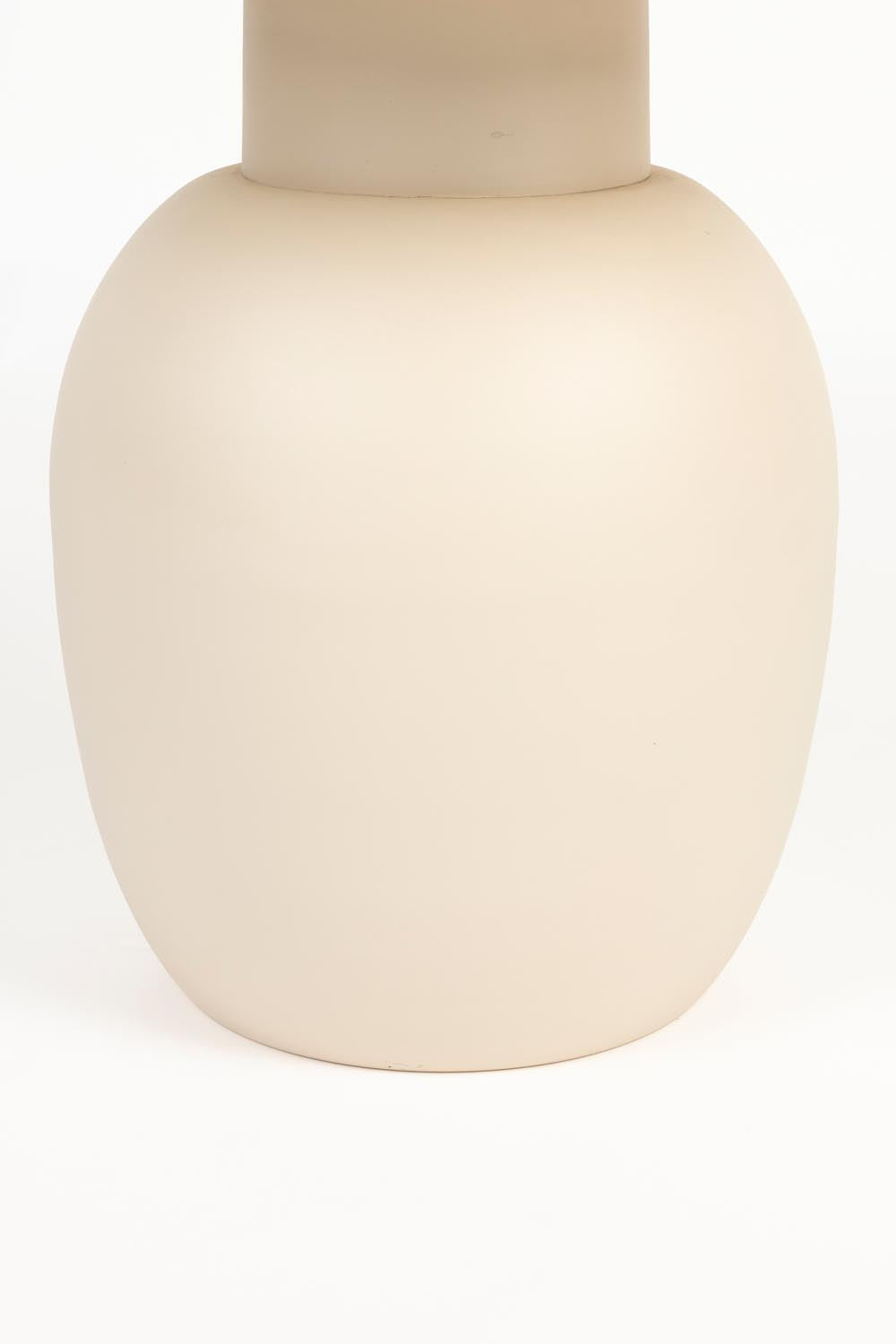 Karula Beistelltisch: Stilvoller Akzent für moderne Wohnräume.