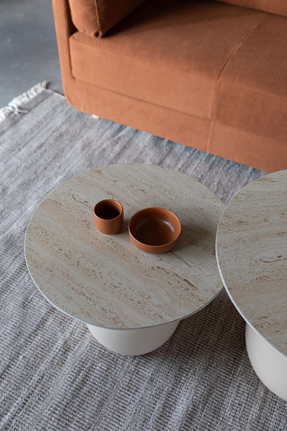 Karula Beistelltisch: Elegante Keramiktischplatte und stabiler Metallfuß für vielseitige Nutzung in jedem Raum.