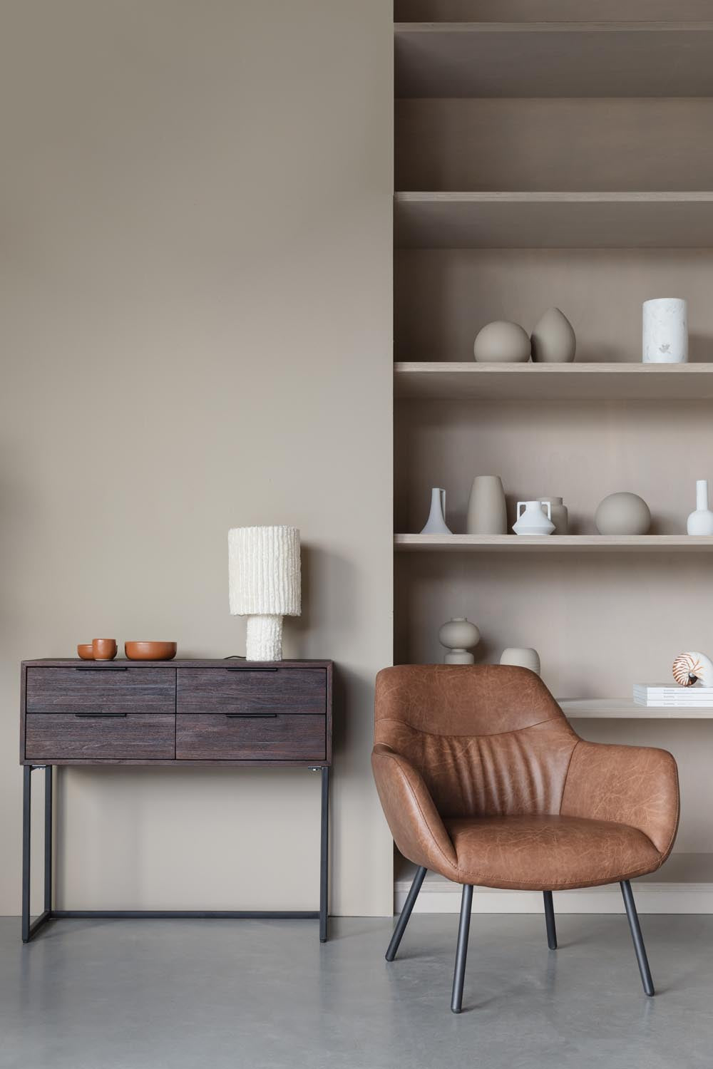 Entdecken Sie den eleganten Webster Schrank S von White Label Living: Ein Unikat aus recyceltem Teakholz, das Stil und Nachhaltigkeit vereint.