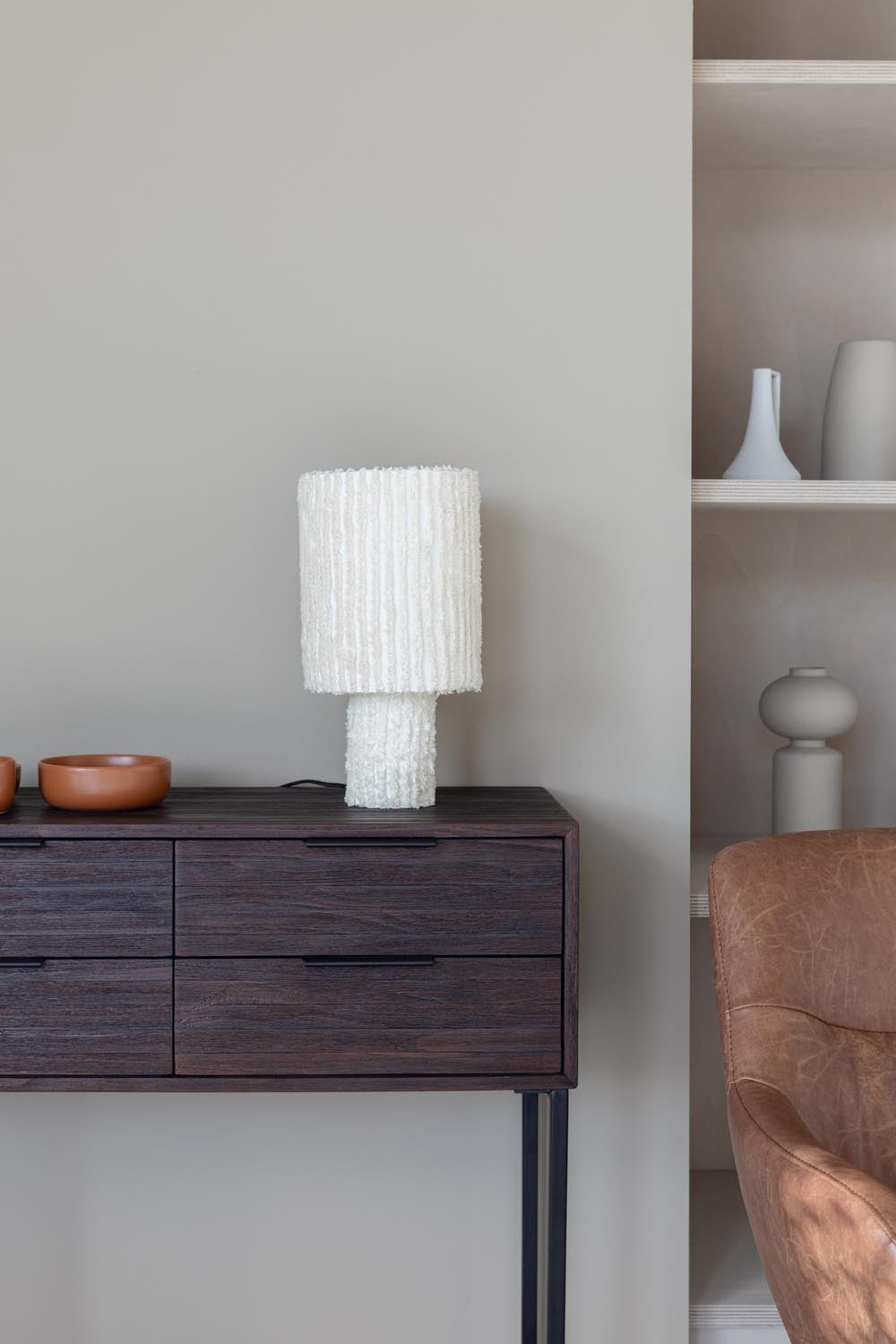 Nachhaltiger Webster Schrank S von White Label Living: Einzigartiges Teakholz-Design, robust und stilvoll für jedes Zuhause.