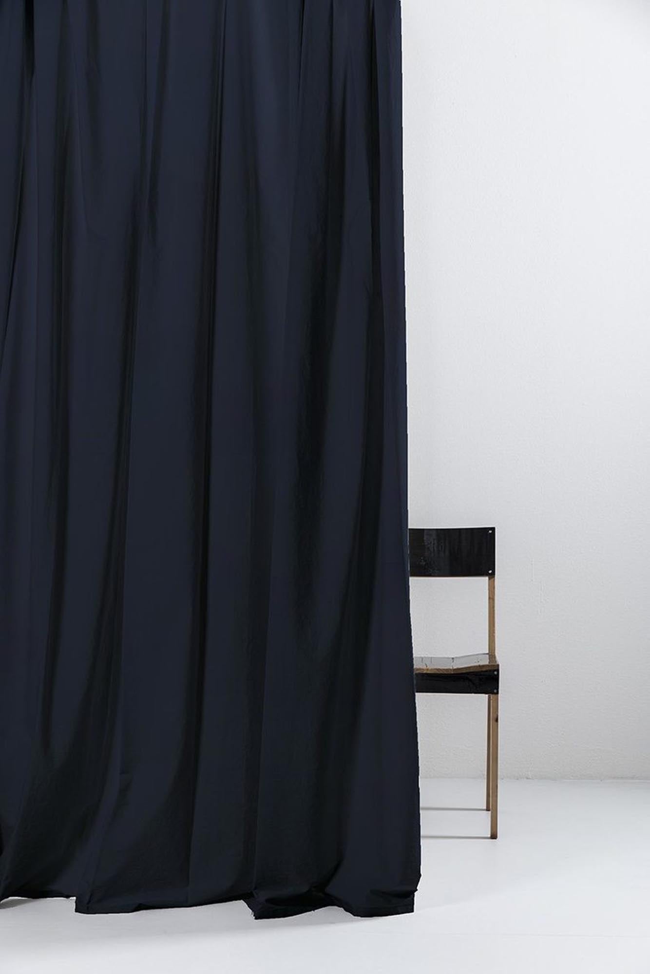 Eleganter blauer Vorhang aus feiner ägyptischer Baumwolle, handgefertigt in Italien. Ideal für stilvolle Fensterdekoration und optimalen Lichtschutz.