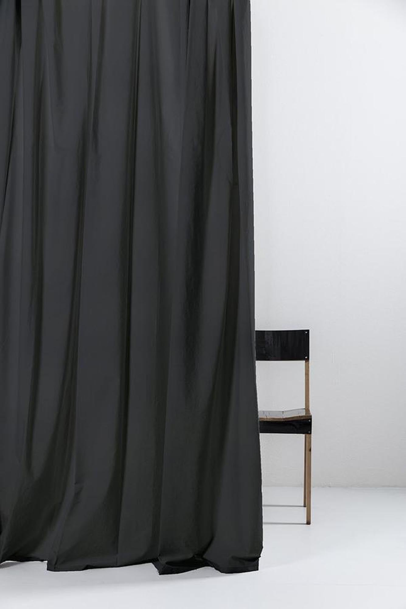 Eleganter grauer Vorhang aus hochwertiger ägyptischer Baumwolle von ZigZagZurich – ideal für stilvolle Fensterdekoration.