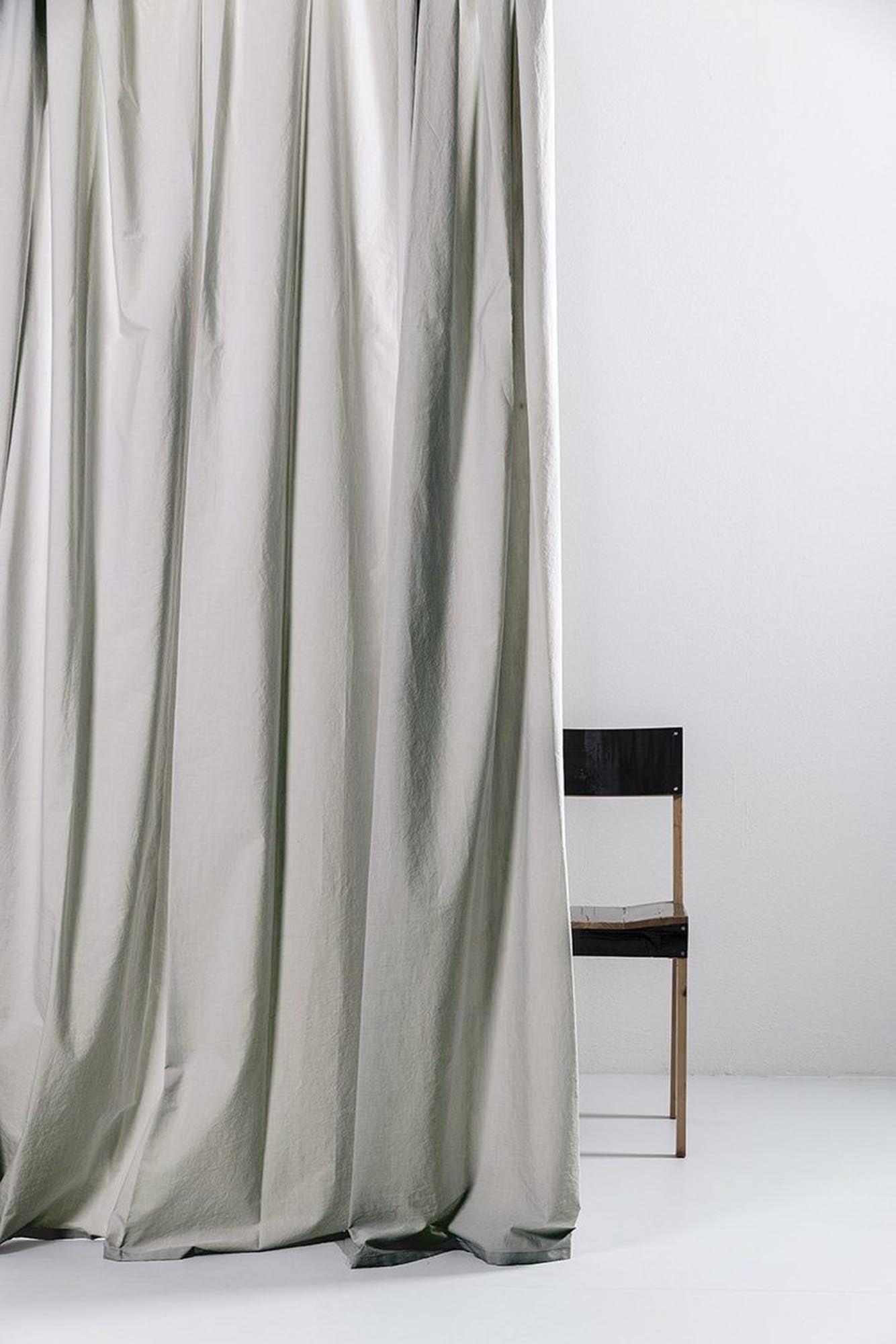 Eleganter grauer Vorhang aus ägyptischer Baumwolle, handgefertigt in Italien. Hochwertige Verarbeitung, strukturierte Oberfläche und UV-beständig. Ideal für stilvolle Fensterdekoration.