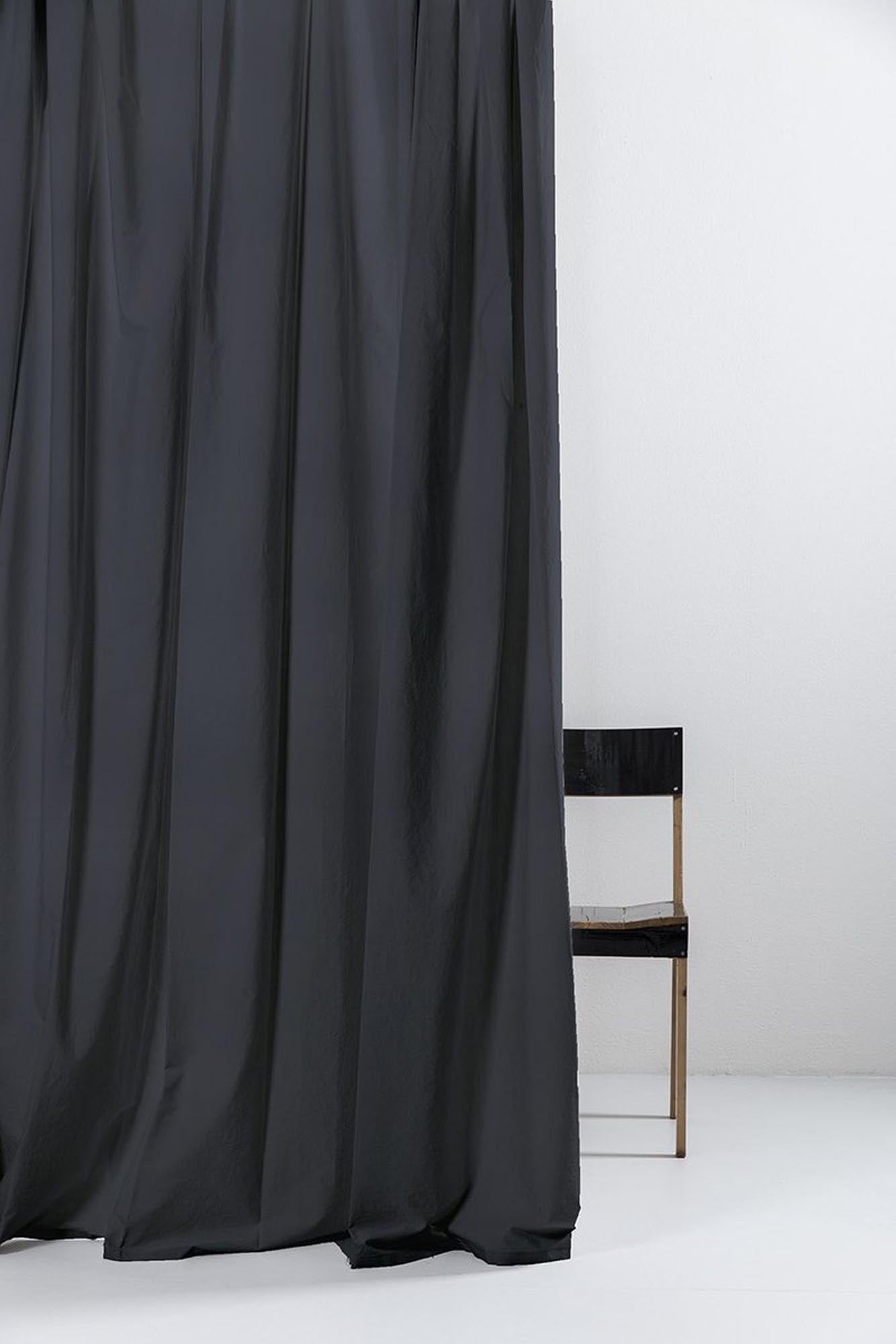 Eleganter blauer Vorhang aus ägyptischer Baumwolle von ZigZagZurich – ideal für stilvolle Raumgestaltungen und gemütliche Atmosphäre.