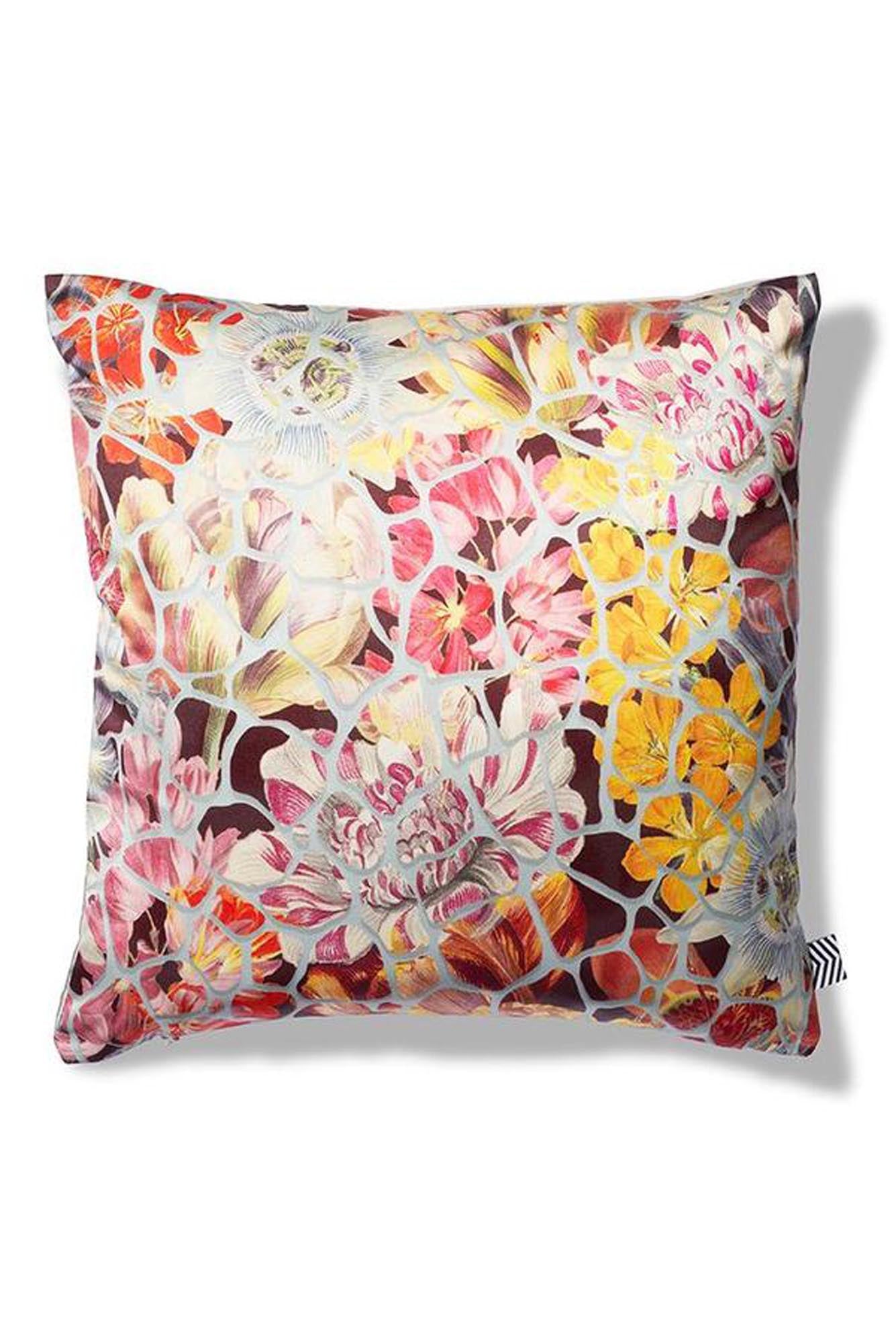 Entdecke den Broken Flowers Kissenbezug von ZigZagZurich: Ein kunstvolles Design aus Italien, das deinem Zuhause eine besondere Note verleiht.