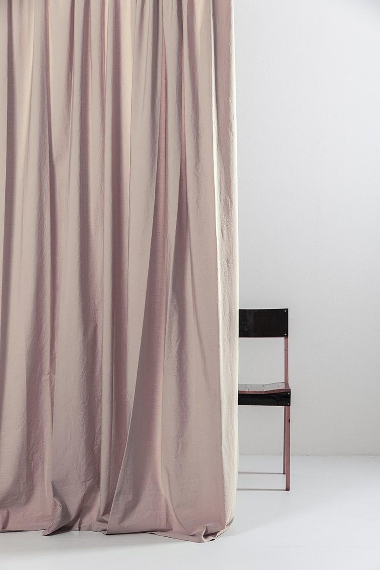 Verleihen Sie Ihrem Zuhause mit dem ägyptischen Baumwollvorhang in Rosa von ZigZagZurich einen Hauch von italienischer Eleganz. Hochwertig verarbeitet, bietet er eine exquisite Farbintensität und eine weiche, strukturierte Oberfläche.