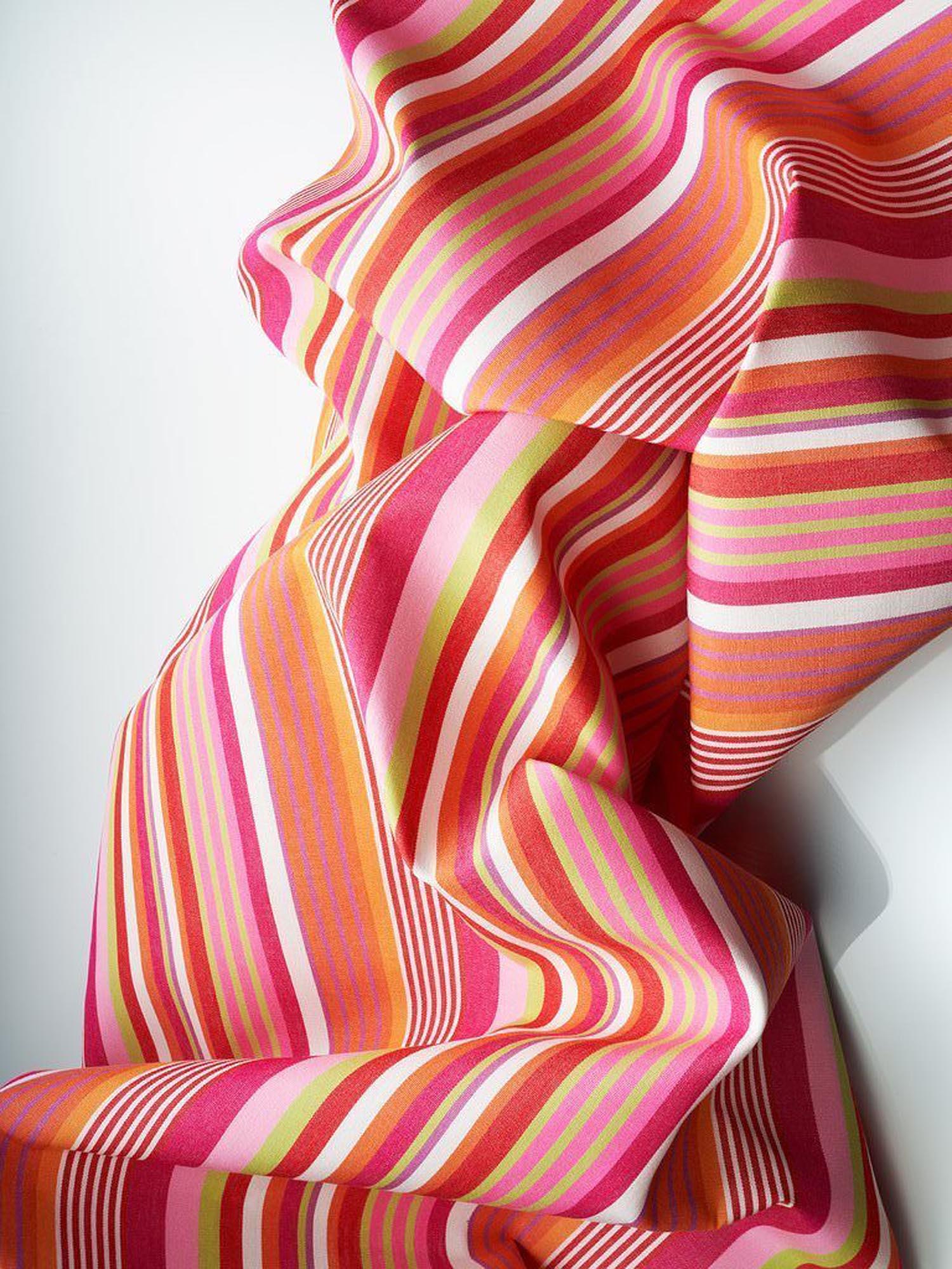 ZigZagZurich Coral: Stilvoller Outdoor-Vorhang für elegante Gärten.