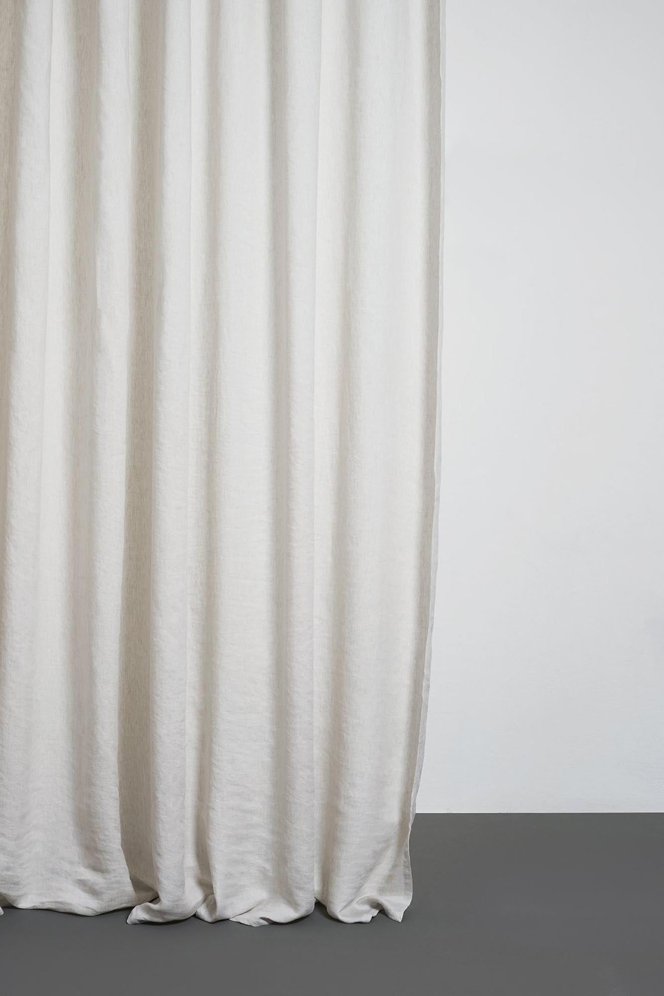 ZigZagZurich: Zweifarbiger Vorhang aus stonewashed Naturleinen.