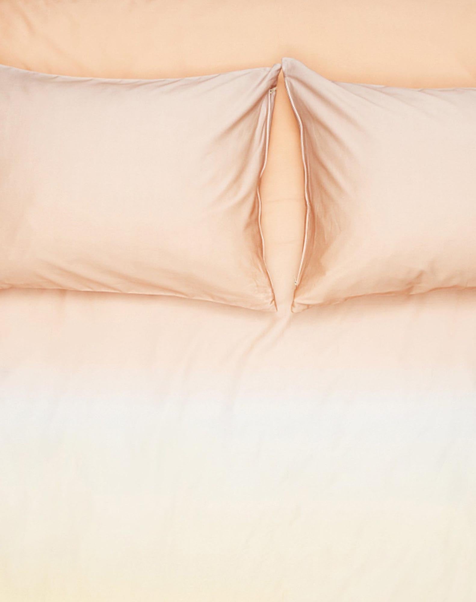 Kissenbezug Sequence: Stilvolle Textur aus feiner Baumwolle von ZigZagZurich.