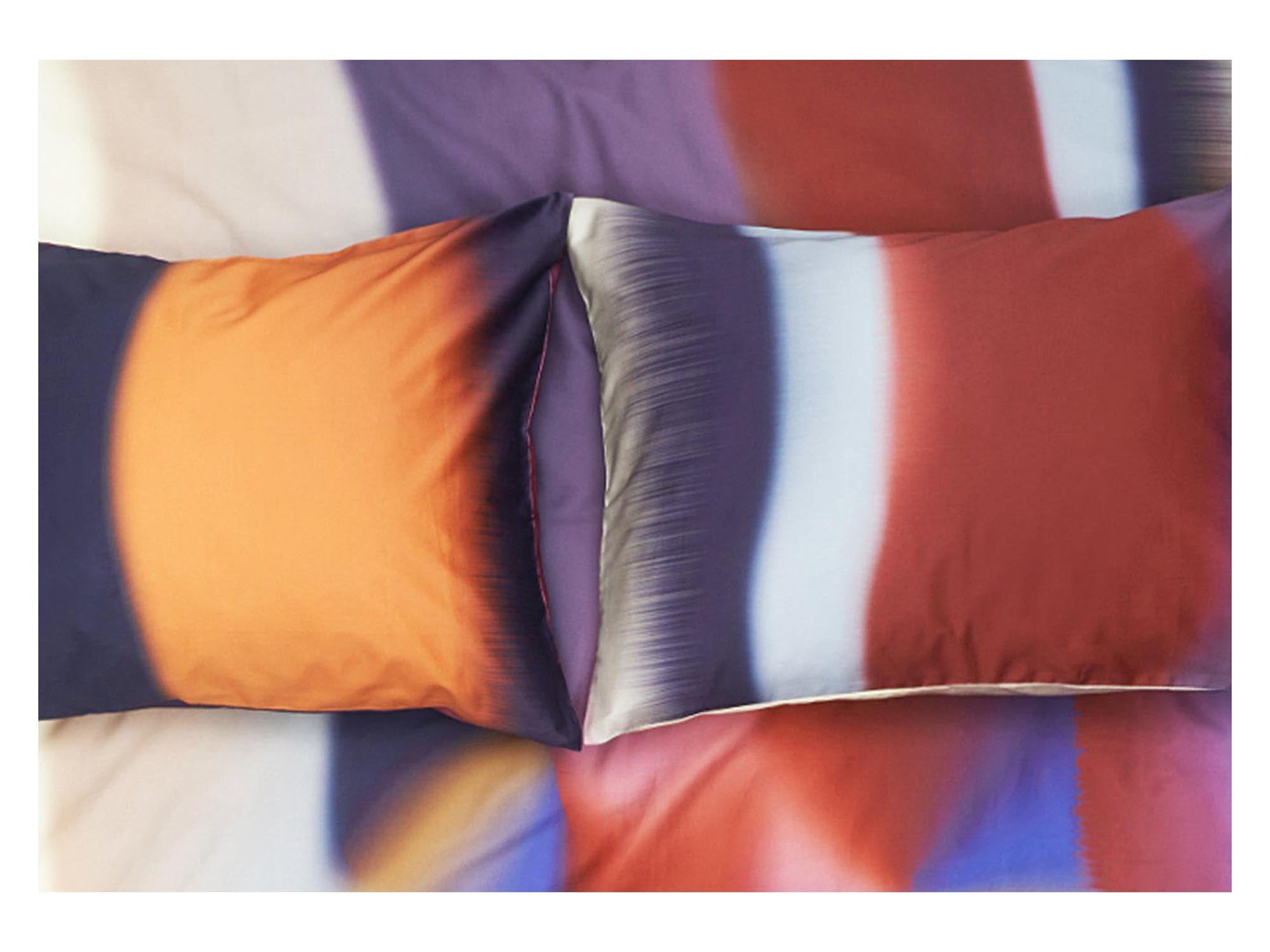 Entdecken Sie den Kissenbezug Layered von ZigZagZurich – ein stilvolles Accessoire aus hochwertigem Baumwoll-Satin, das Eleganz und Komfort vereint.