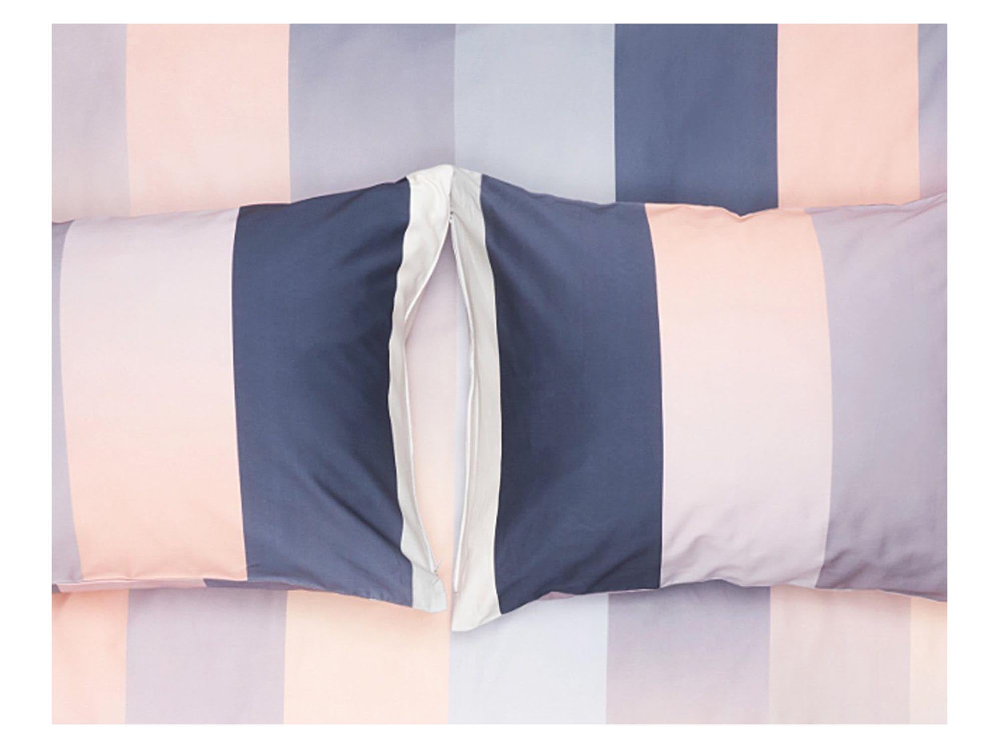 Der Kissenbezug Kumo von ZigZagZurich besticht durch sein einzigartiges Design und hochwertige Materialien, ideal für stilvolle Wohnräume.