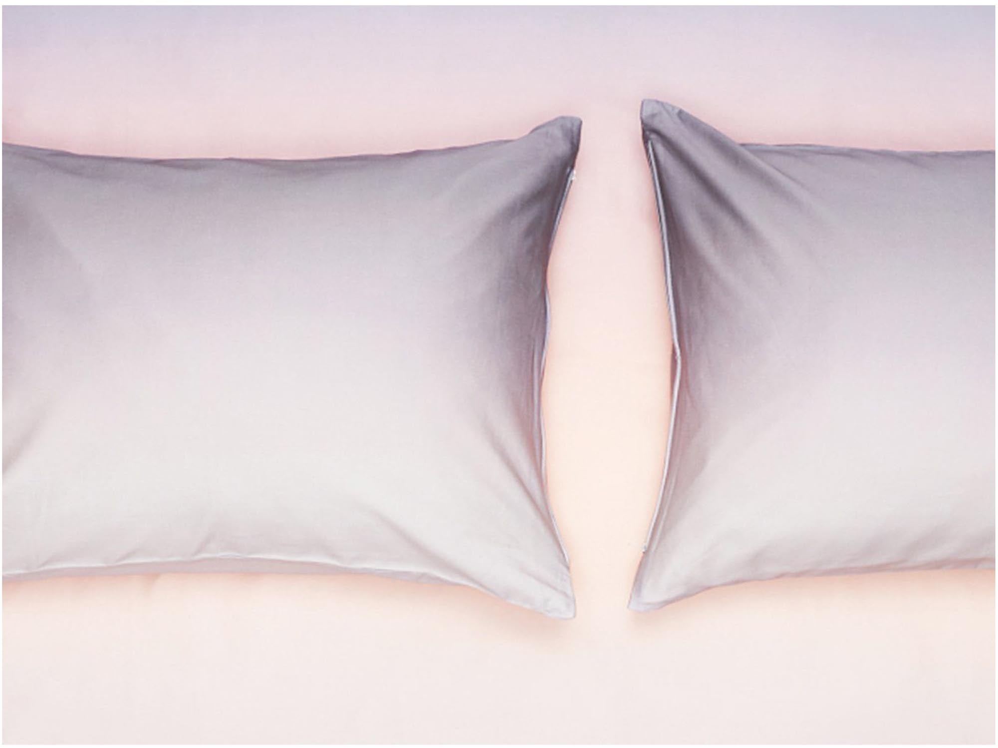 Entdecken Sie den Kissenbezug Genesis von ZigZagZurich: Elegante Baumwolle, stilvolles Design und zeitgemäße Farben für Ihr Zuhause.