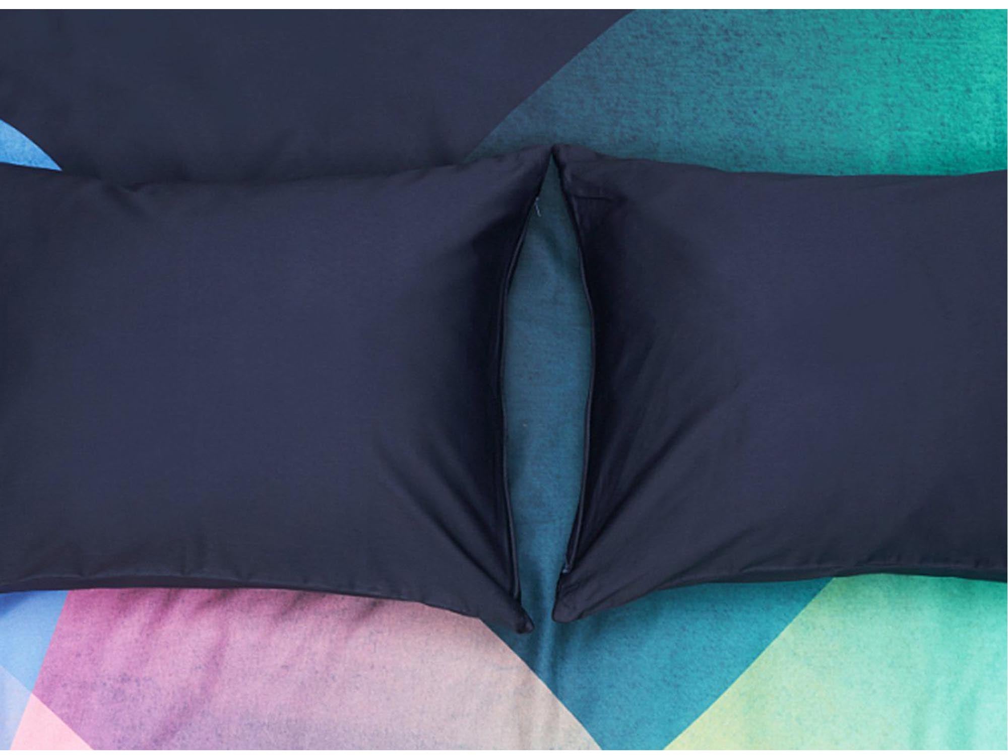 Entdecken Sie den Kissenbezug Edge Wise von ZigZagZurich – ein elegantes Accessoire, das jedem Raum Stil und Komfort verleiht.