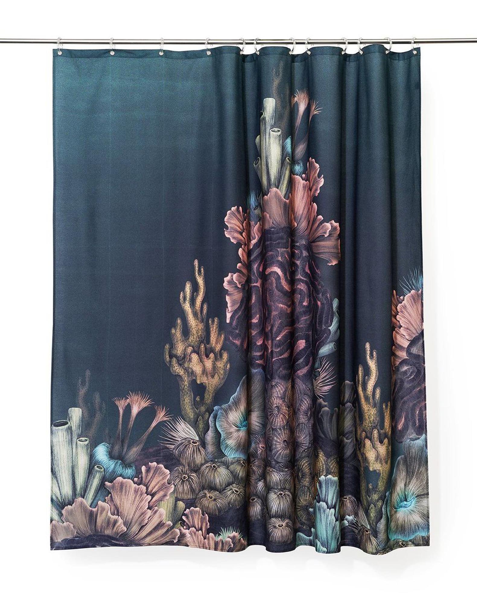 Entdecken Sie den Duschvorhang "The Aquarium" von ZigZagZurich – stilvoll, wasserabweisend und in Italien gefertigt. Ein echter Blickfang für Ihr Bad!