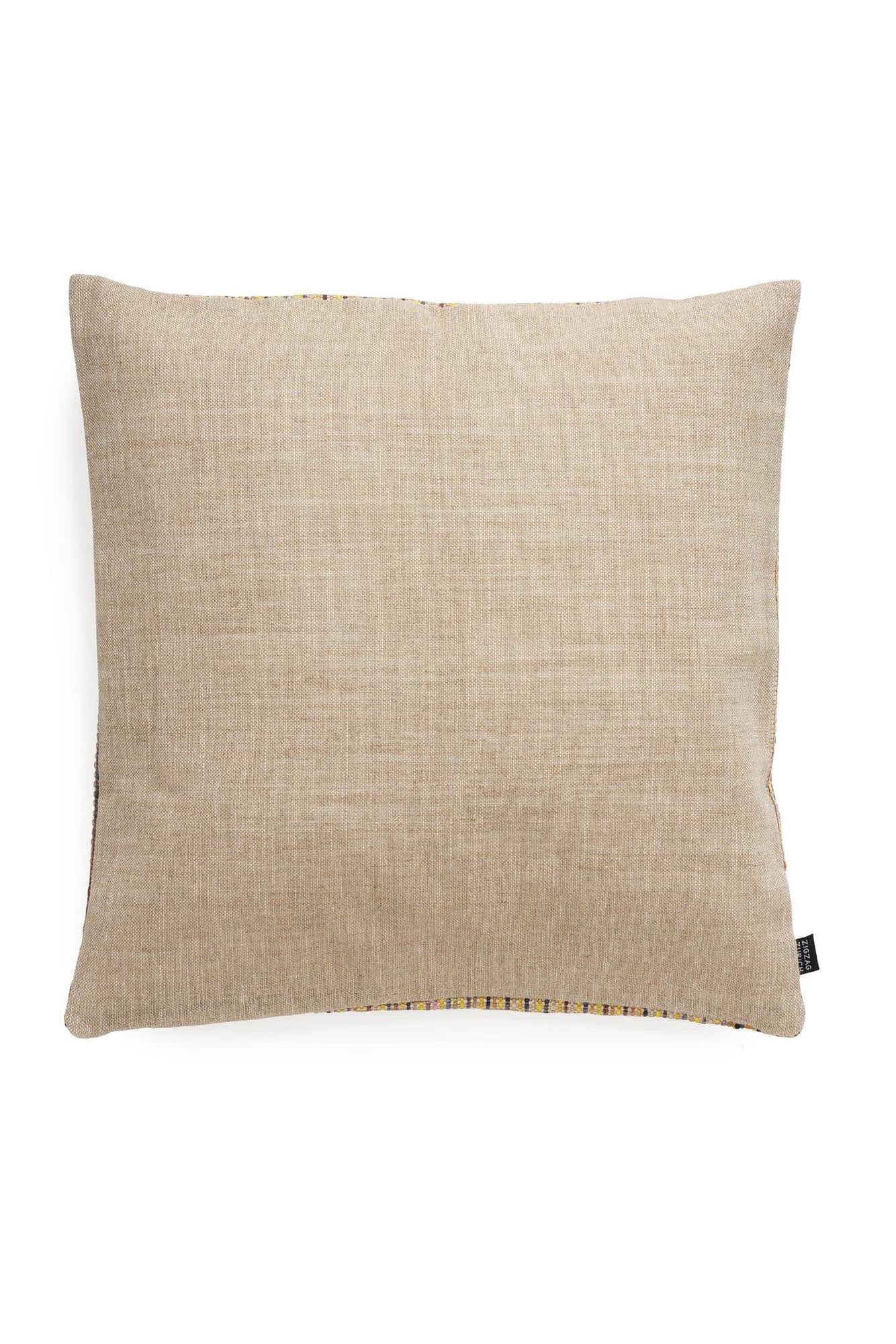 Kissenbezug Ipanema Raffia von ZigZagZurich: Stilvolle Raffia-Optik, lebendige Farben und edles Leinen für ein mediterranes Wohnambiente.