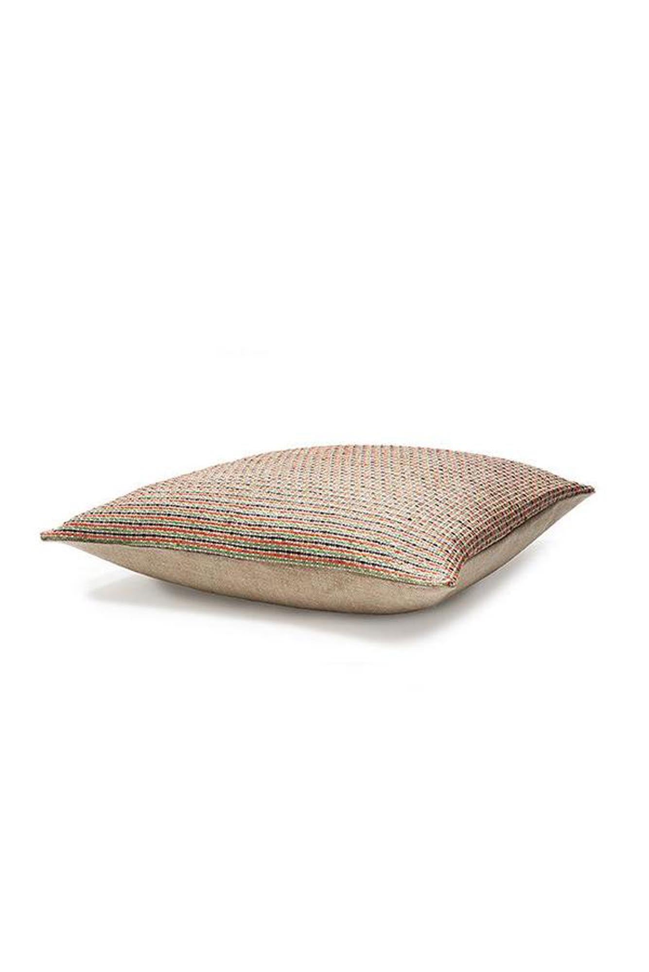 Bringen Sie mit dem Kissenbezug Ipanema Raffia von ZigZagZurich mediterranen Charme in Ihr Zuhause. Ideal für jeden Raum!