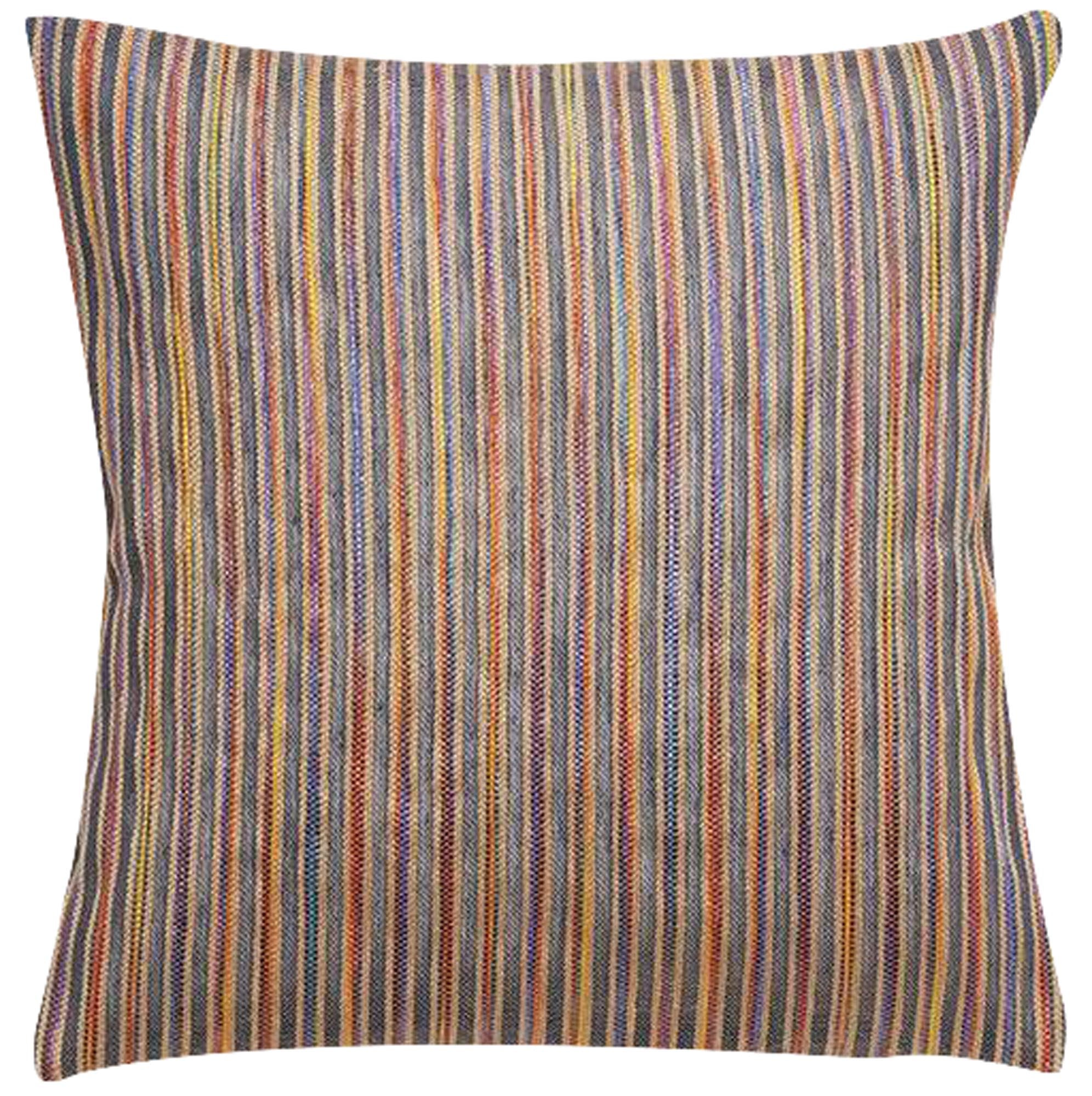 Verleihen Sie Ihrem Zuhause mit dem Kissenbezug Acapulco Raffia von ZigZagZurich einen Hauch mediterraner Leichtigkeit und Eleganz.