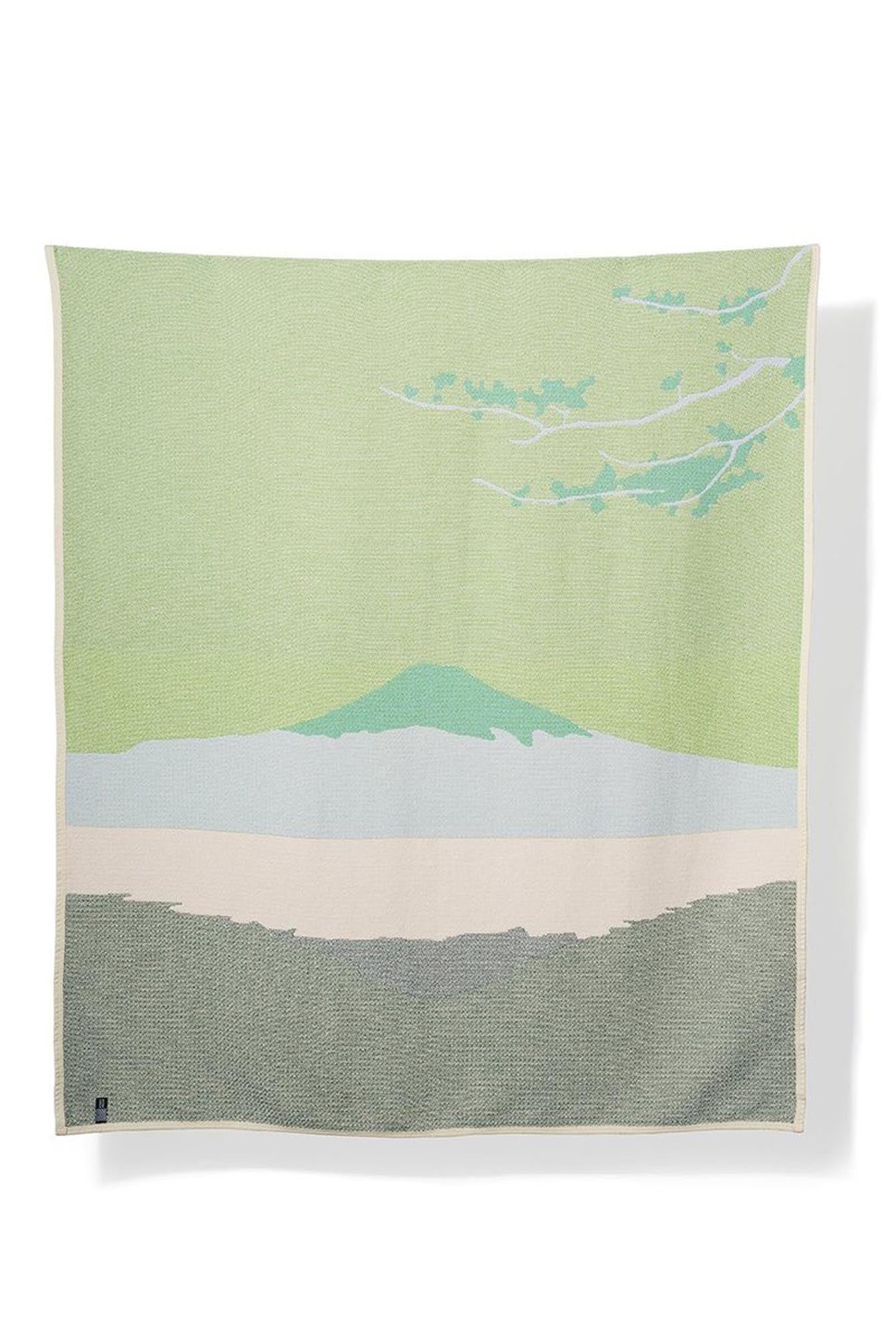 Entdecken Sie die elegante Wolldecke "Honshu" von ZigZagZurich – ein stilvolles Accessoire, das Komfort und Kunst vereint.