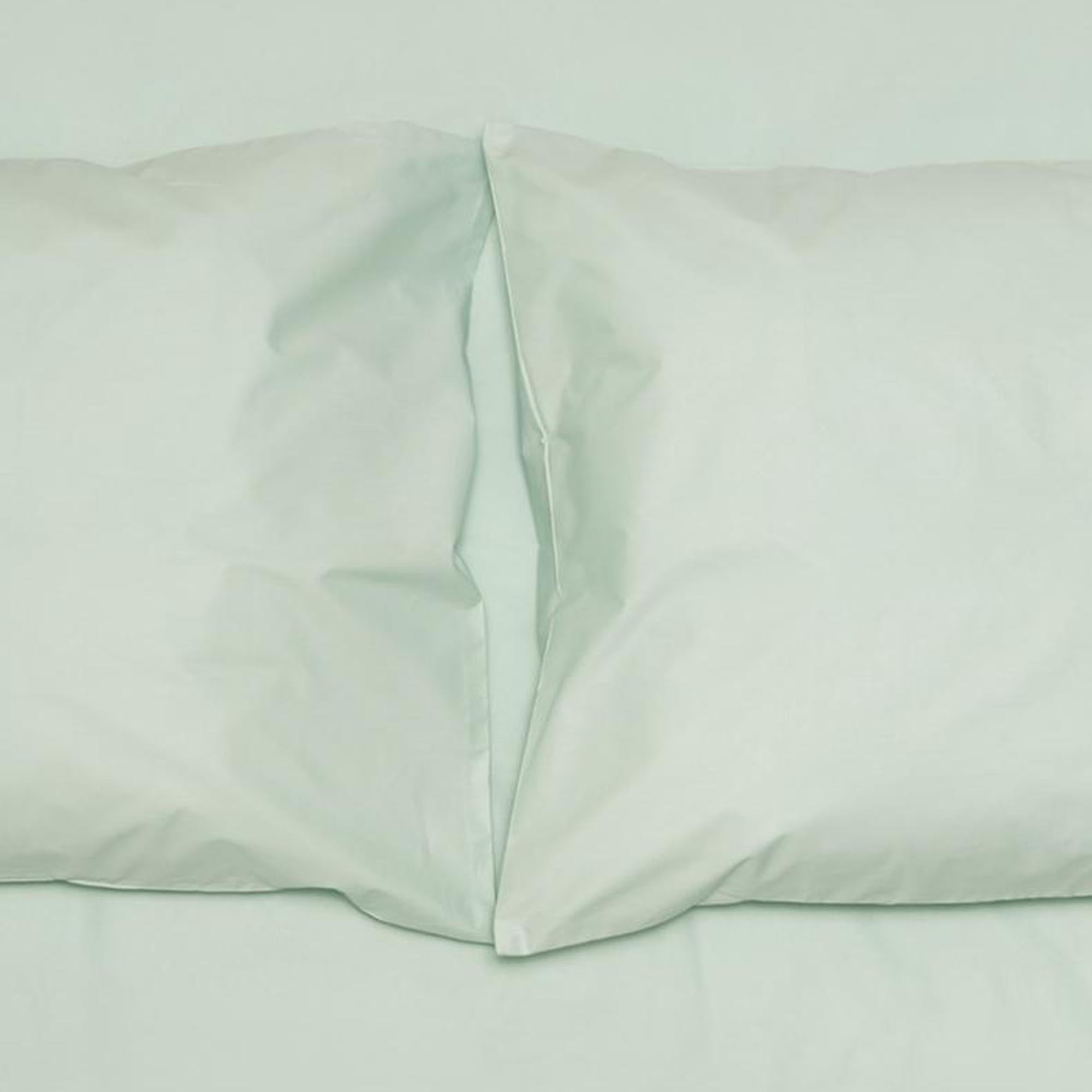 Entdecken Sie den eleganten Kissenbezug aus Perkal von ZigZagZurich, gefertigt aus feiner 100% Baumwolle für höchsten Schlafkomfort.