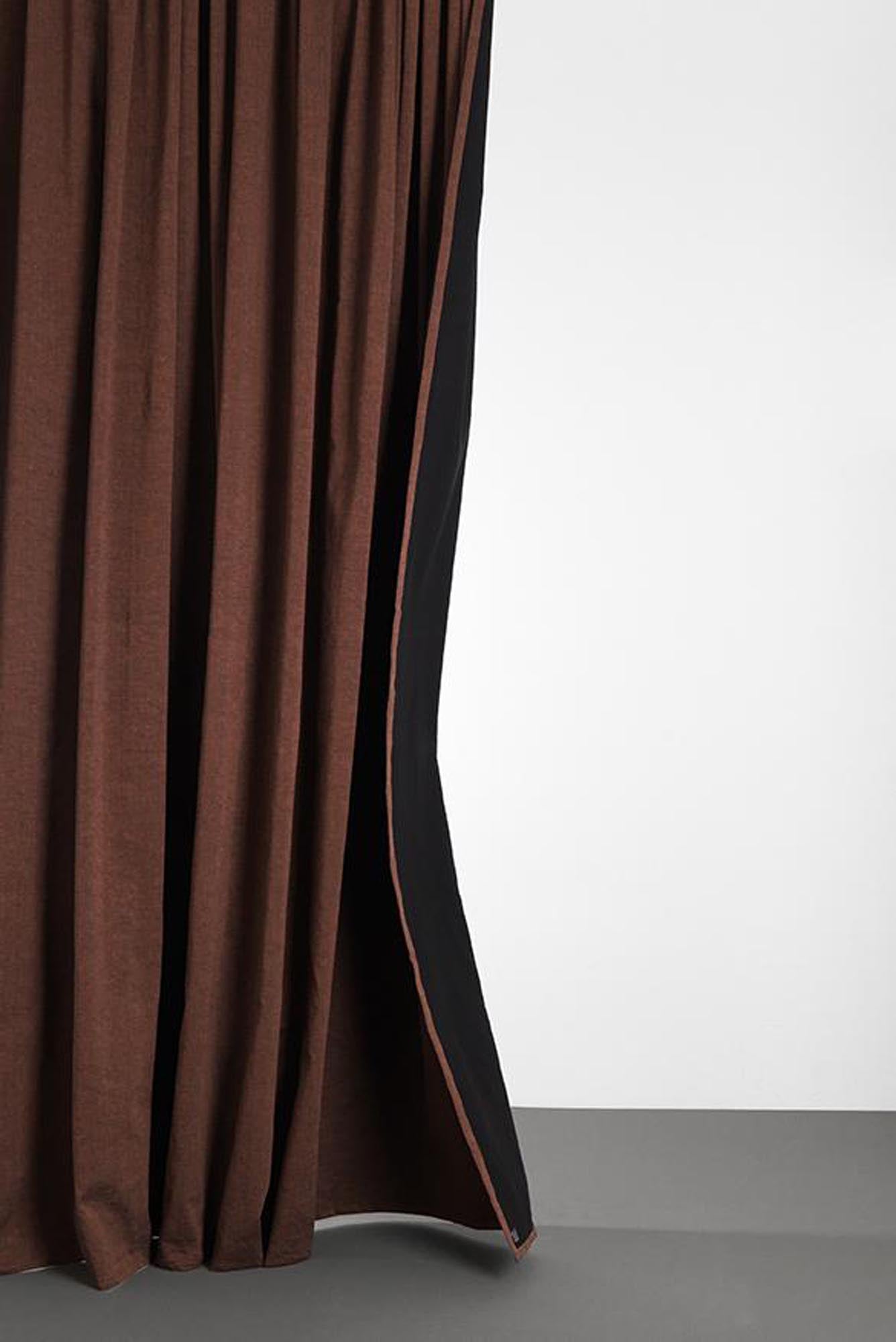 Entdecken Sie den luxuriösen Baumwollvorhang Belize von ZigZagZurich. Doppelseitiger Stoff aus 60% Baumwolle und 34% Leinen für eleganten Glanz.