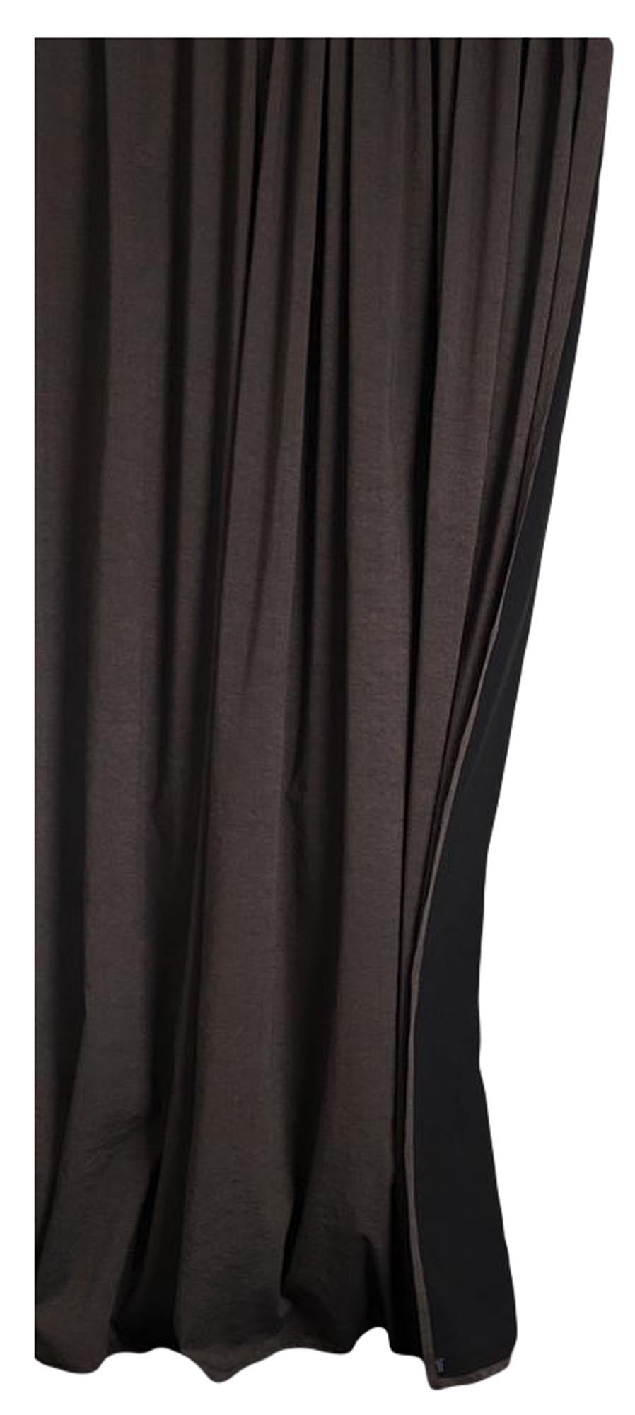 Entdecken Sie den einzigartigen Belize Baumwollvorhang von ZigZagZurich – luxuriös, elegant und doppelseitig gewebt für stilvolle Akzente.