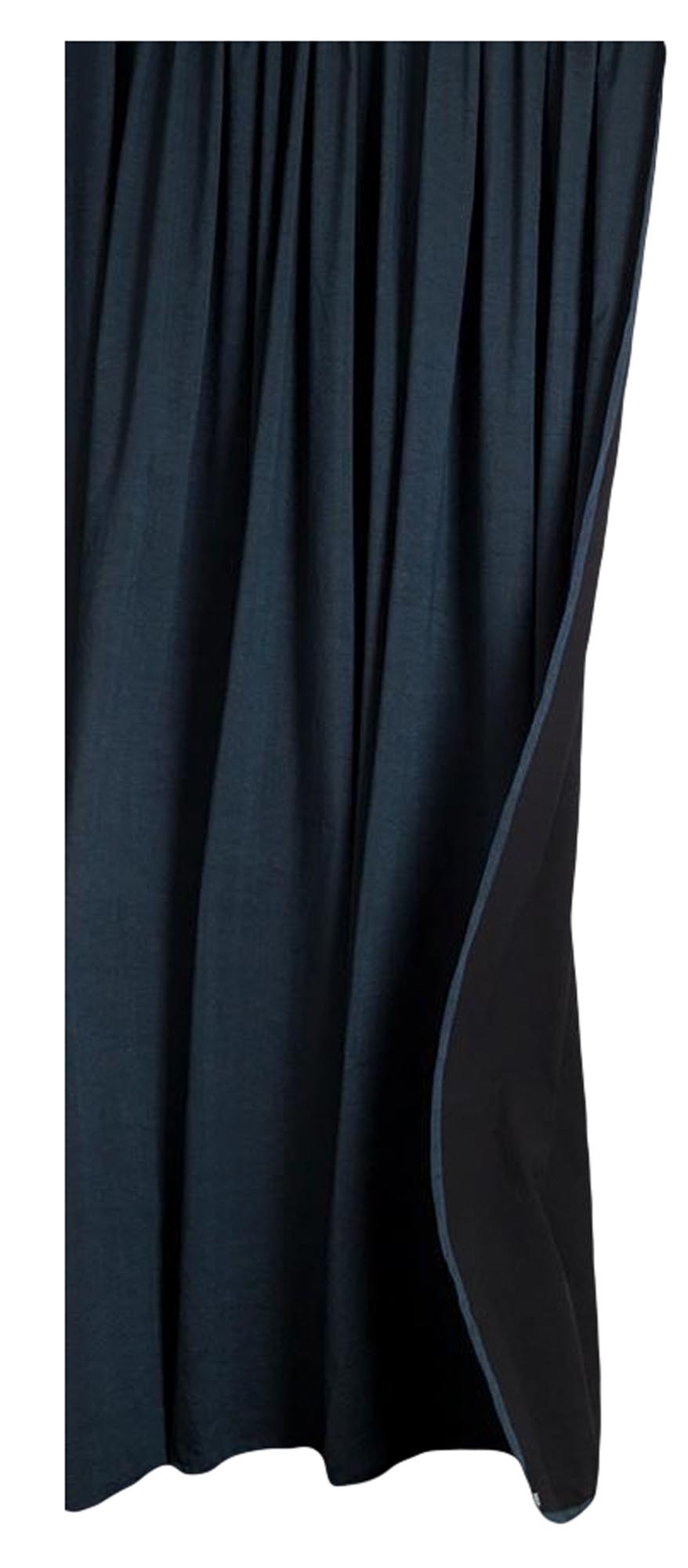 Entdecken Sie den eleganten Belize Baumwollvorhang von ZigZagZurich, gefertigt aus luxuriösem, doppelseitigem Stoff für stilvolle Akzente.