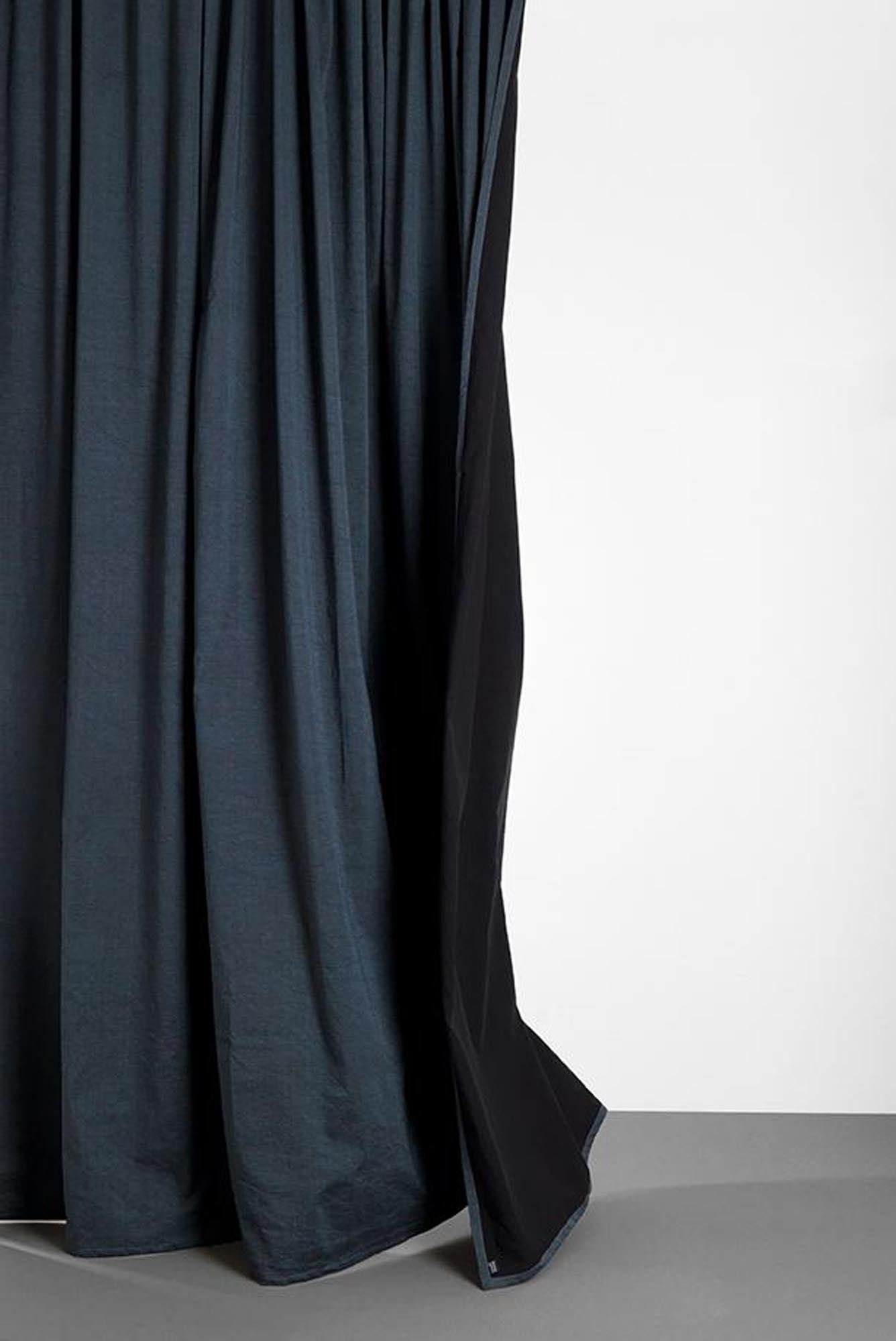 Entdecken Sie den Baumwollvorhang Belize von ZigZagZurich – ein stilvolles Accessoire, das jedem Raum Wärme und Charme verleiht.