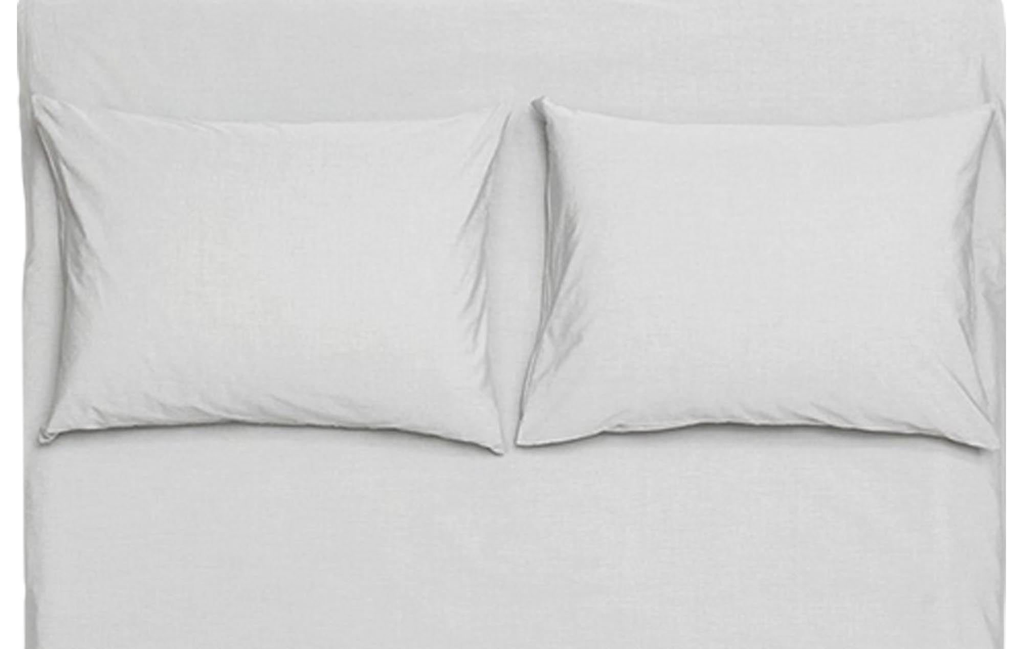 Verleihen Sie Ihrem Schlafzimmer mit dem Kissenbezug Vintage von ZigZagZurich einen Hauch von Luxus. Hergestellt aus hochwertiger ägyptischer Baumwolle, bietet er unvergleichliche Weichheit und zeitloses Design.